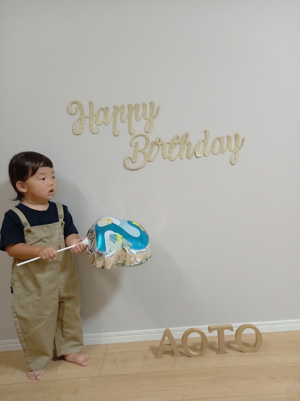 「シンプル、誕生日、サロペット、オーバーオール、男の子コーデ」｜「西松屋のアイテム（スニーカー、ホワイト系）」を使った、aoto*senaさん（キッズ・80cm）の秋コーディネートの2枚目の写真