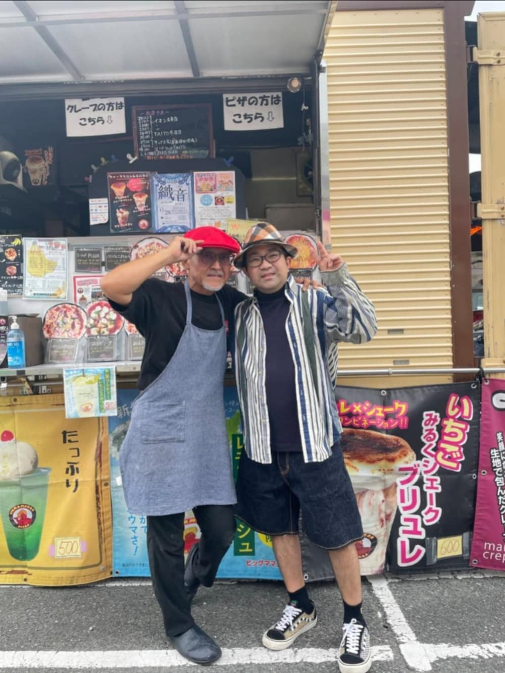 ホワイト系のシャツ/ブラウス、ブルー系のTシャツ/カットソー、ブルー系のパンツを着用したメンズの秋コーディネートの2枚目の写真