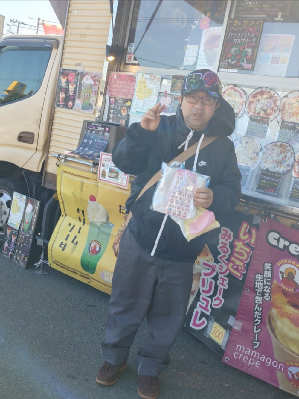 ブラック系のナイロンジャケット、グレー系のチノパンツ、ブラウン系のローファーを着用したメンズの春コーディネートの2枚目の写真