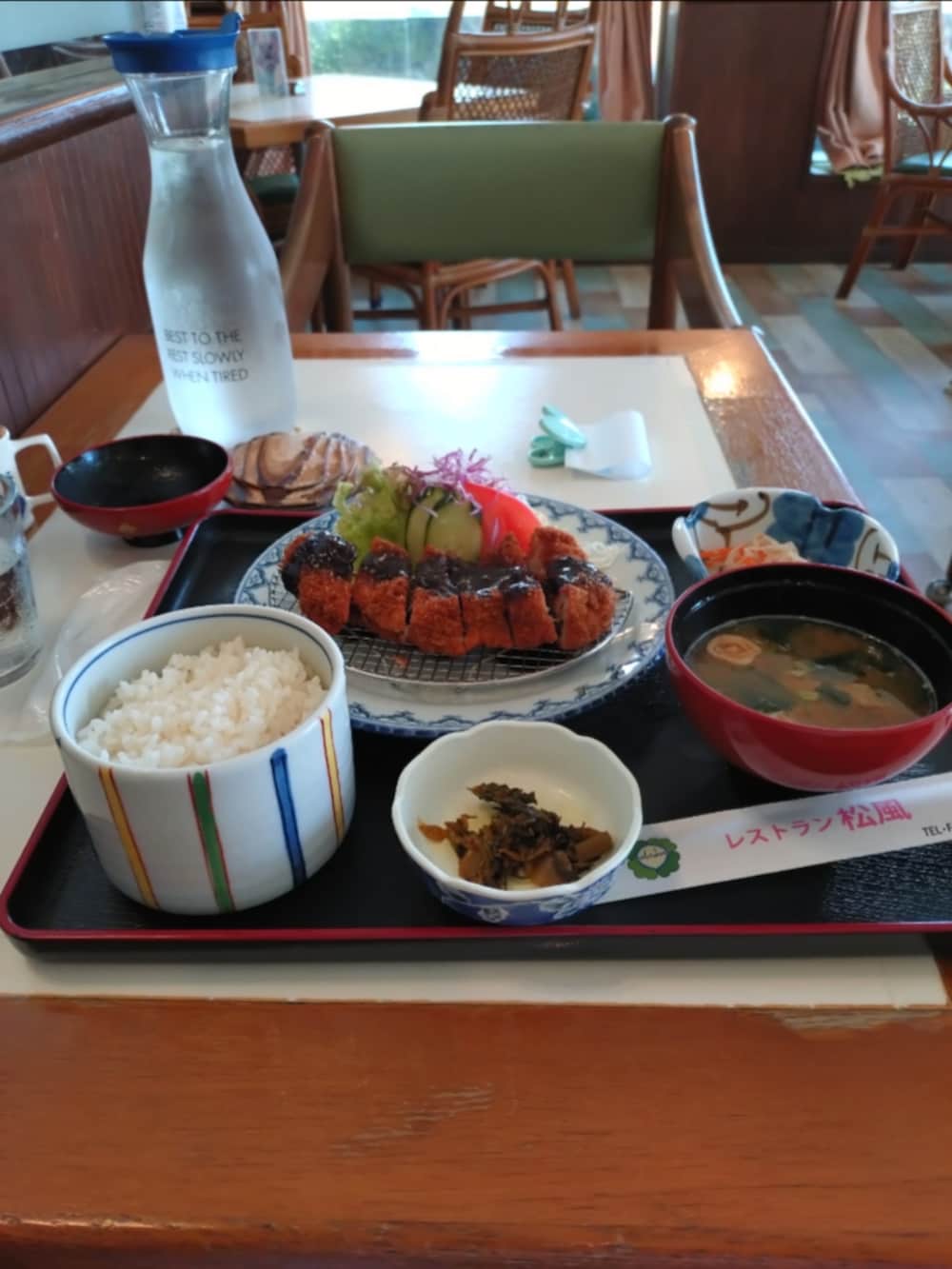 ホワイト系のポロシャツ、ブラック系のハットを着用したメンズの秋コーディネートの2枚目の写真