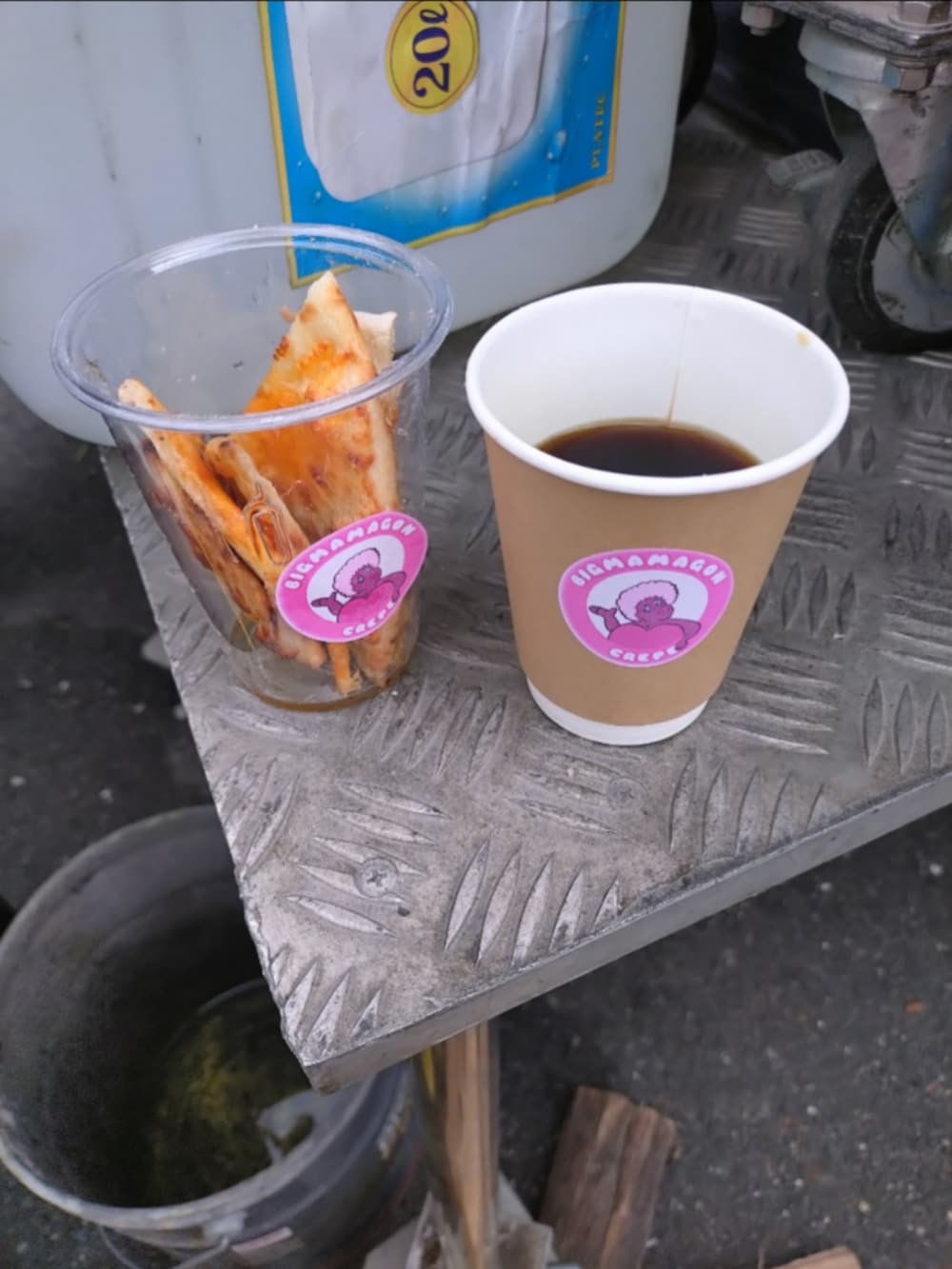 レッド系のダッフルコート、ブラック系のチノパンツ、ベージュ系のショルダーバッグを着用したメンズの冬コーディネートの2枚目の写真