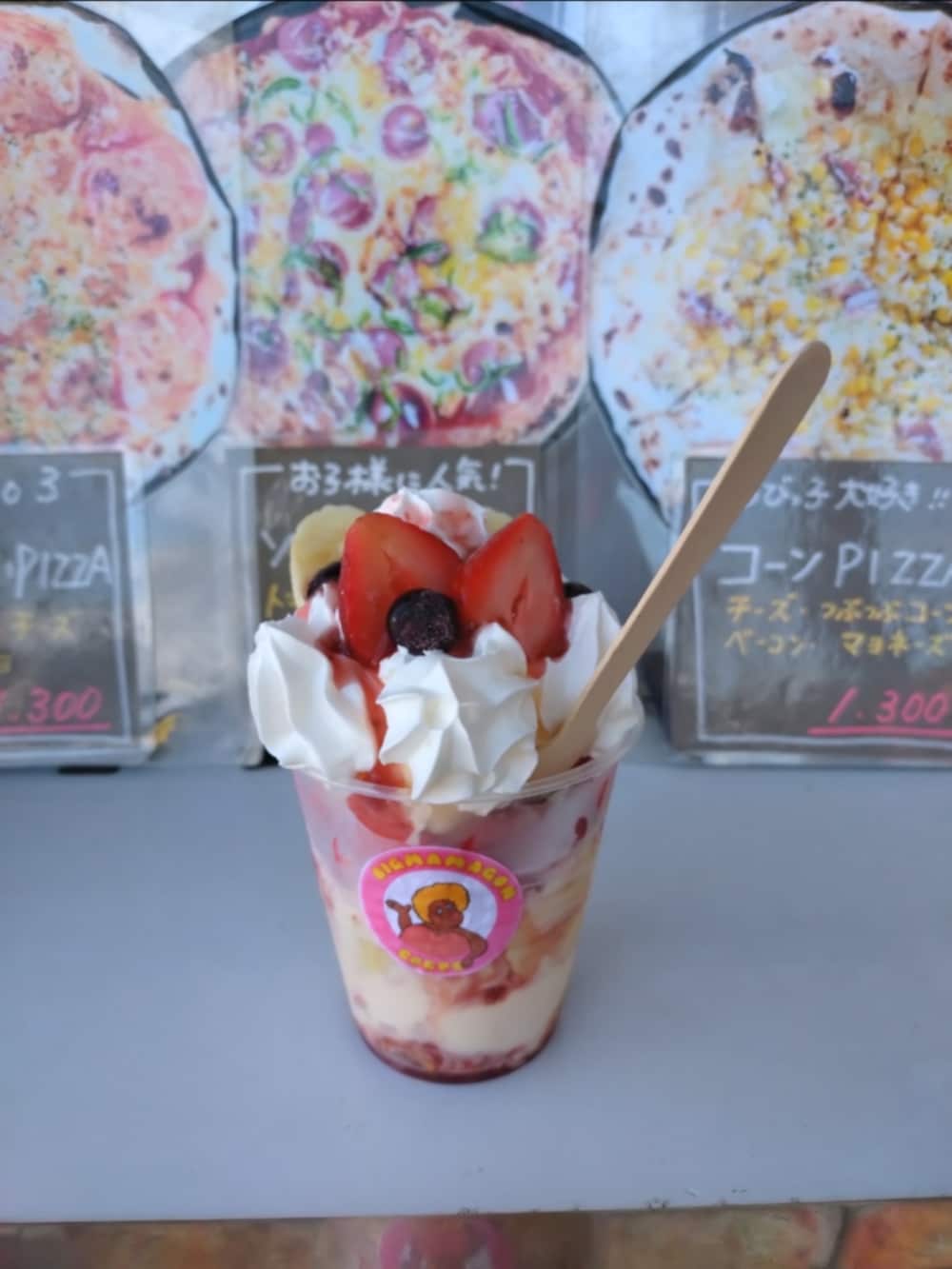 ホワイト系のシャツ/ブラウス、ブルー系のTシャツ/カットソー、ブルー系のパンツを着用したメンズの秋コーディネートの3枚目の写真