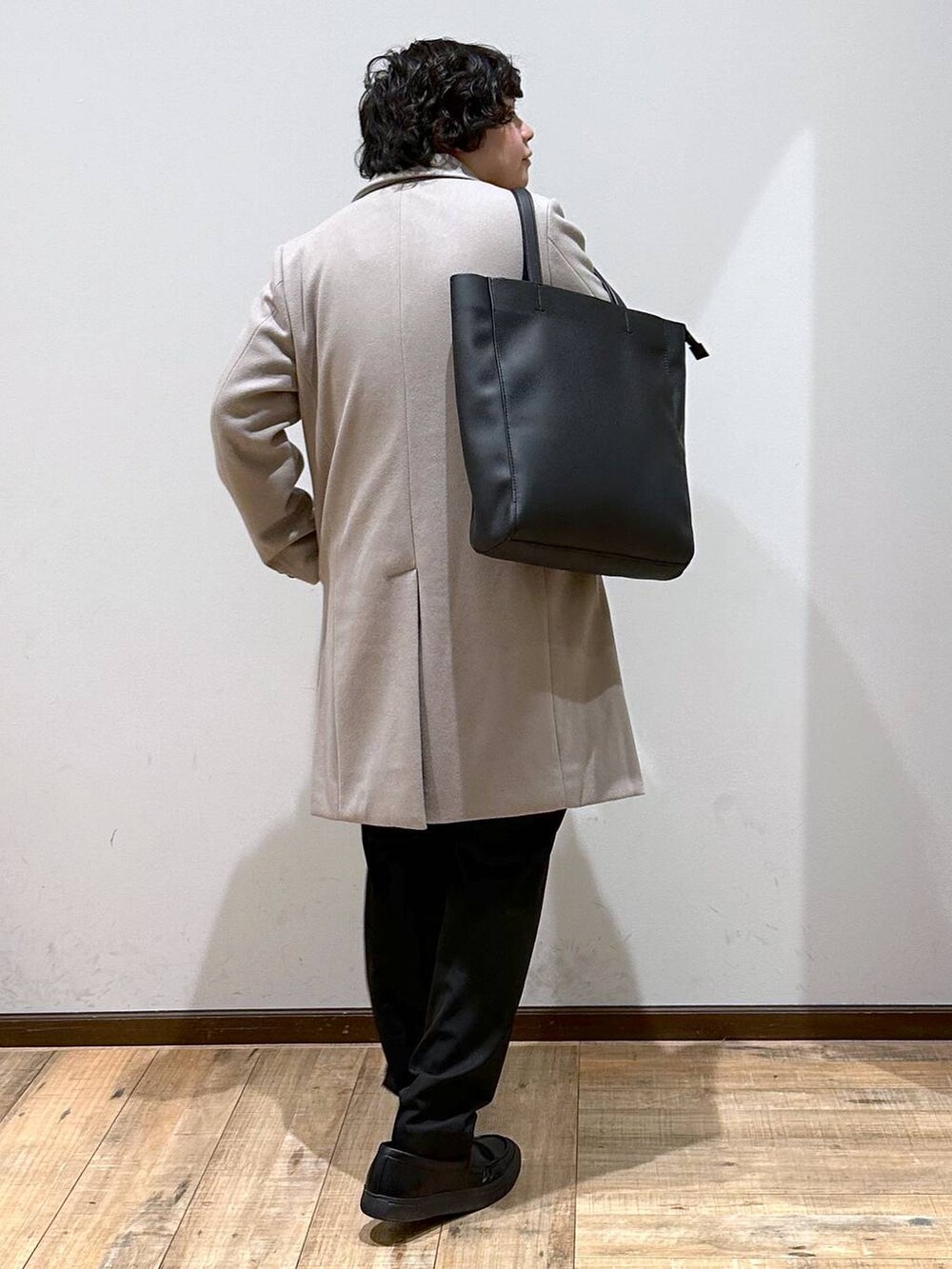 「リラックス、ゆったり、高見え」｜「GLOBAL WORKの軽やかストレッチチェスターコート/115769（チェスターコート、ベージュ系）」を使った、いしかわさん（メンズ・168cm）の冬コーディネートの4枚目の写真