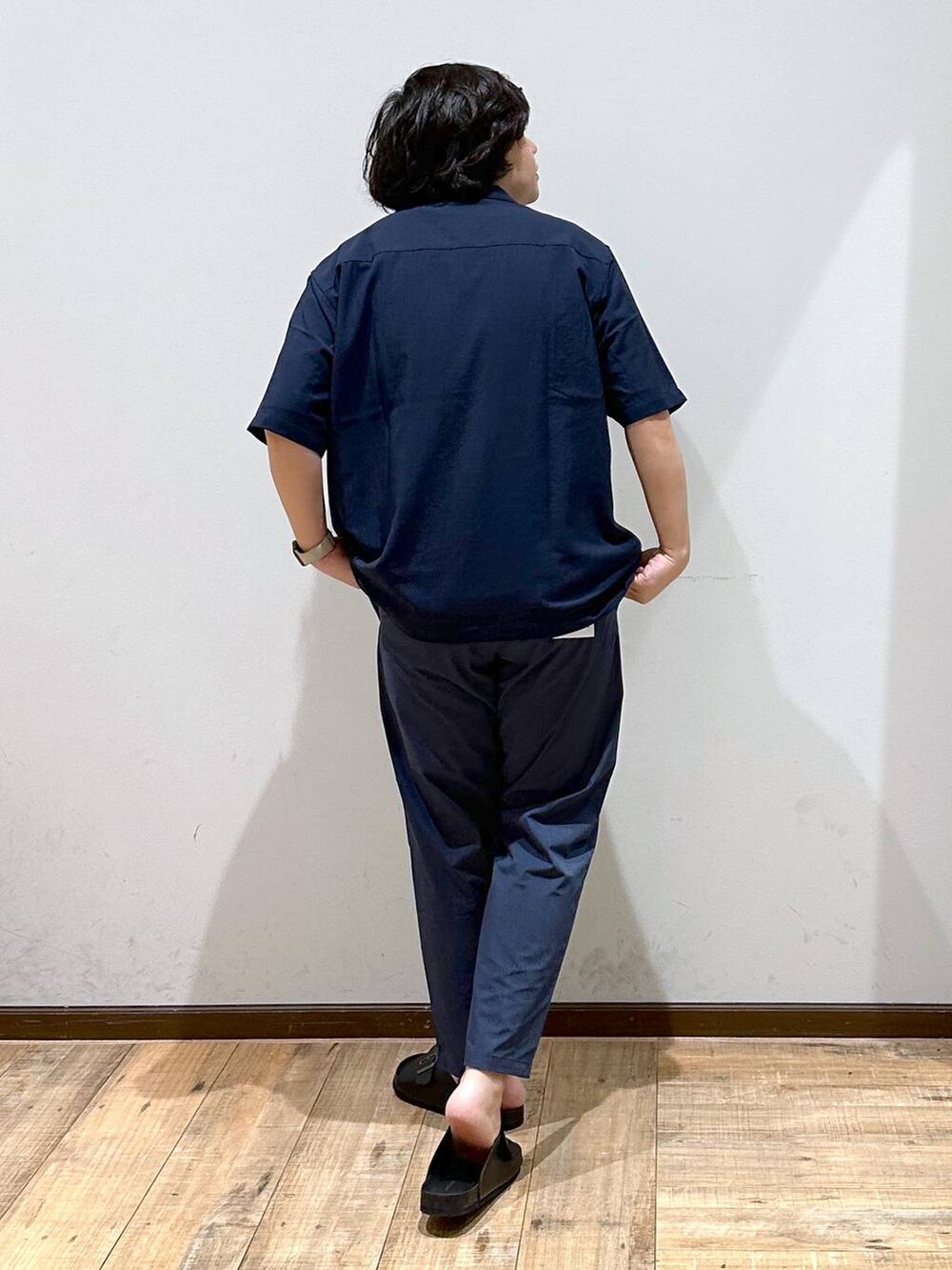 その他のサンダル、ブルー系のその他パンツ、ホワイト系のTシャツ/カットソーを着用したメンズの夏コーディネートの4枚目の写真