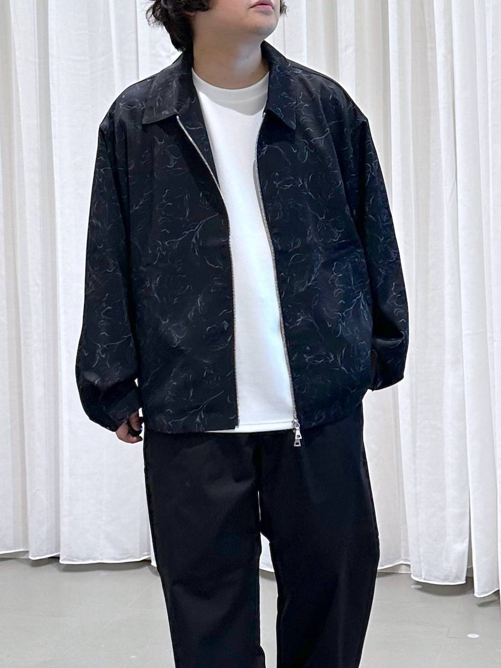「リラックス、ゆったり、高見え」｜「RAGEBLUEのラグイージー/総柄ドレープブルゾン（ブルゾン、ブラック系）」を使った、いしかわさん（メンズ・168cm）の春コーディネートの3枚目の写真