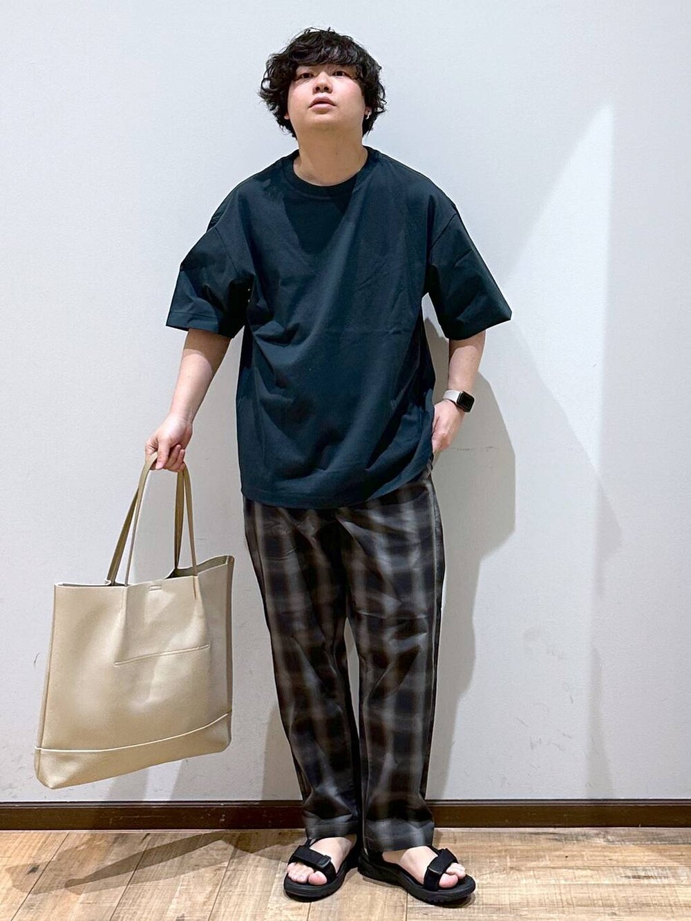 「リラックス、ゆったり、高見え」｜「GLOBAL WORKのらくっションライトサンダル/トレイル/102434（サンダル、ブラック系）」を使った、いしかわさん（メンズ・168cm）の春コーディネートの2枚目の写真