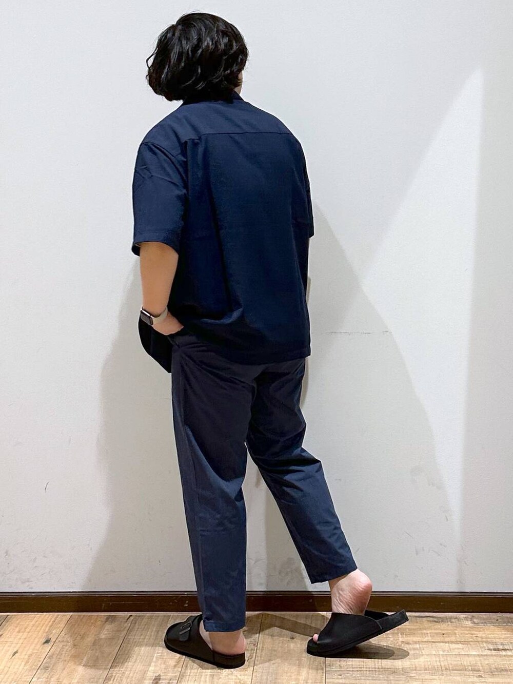その他のサンダル、ブルー系のその他パンツ、ホワイト系のTシャツ/カットソーを着用したメンズの夏コーディネートの5枚目の写真