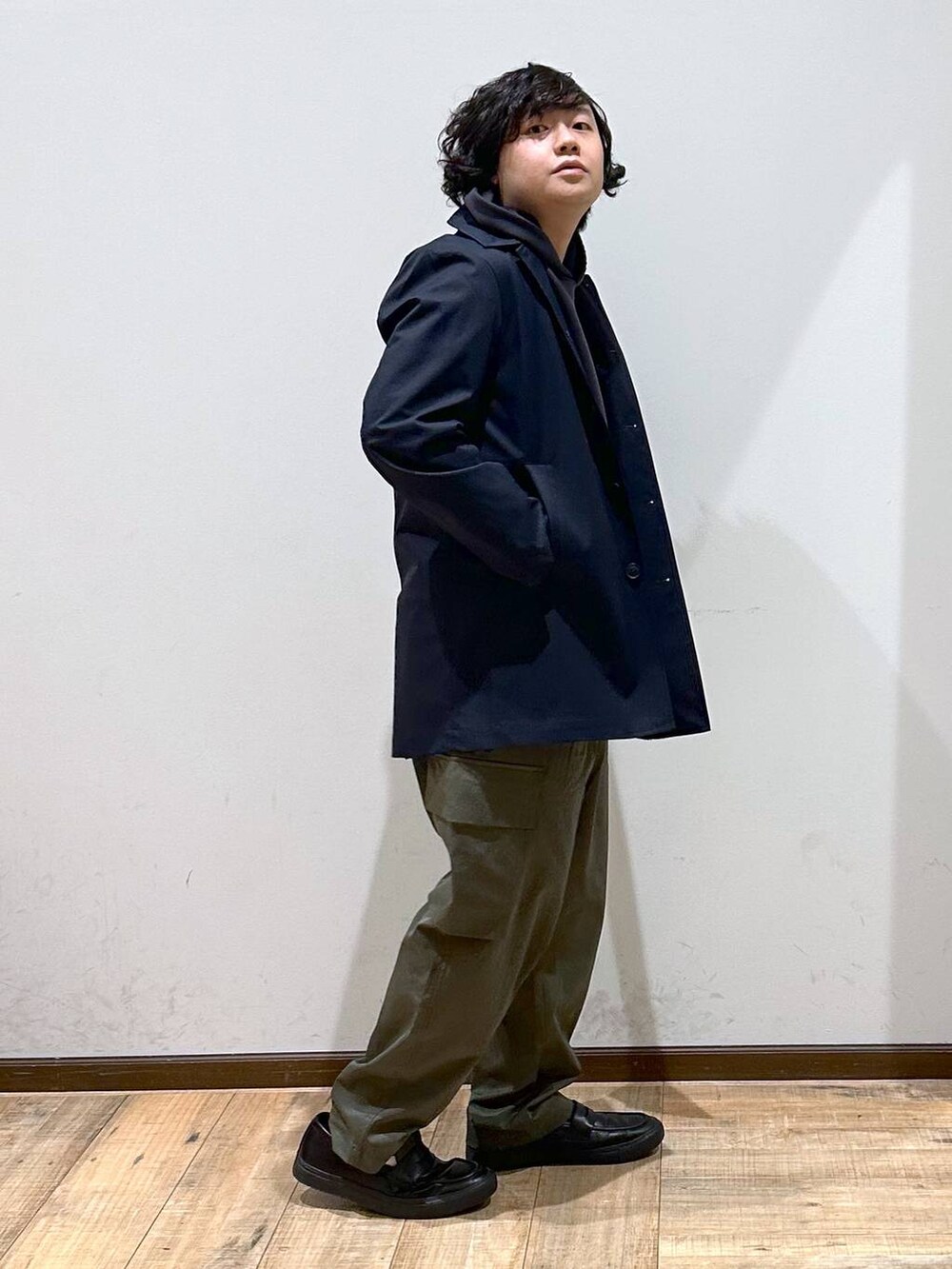 「リラックス、ゆったり、高見え」｜「GLOBAL WORKのクリーンストレッチカーゴパンツ/115880（カーゴパンツ、グリーン系）」を使った、いしかわさん（メンズ・168cm）の春コーディネートの2枚目の写真