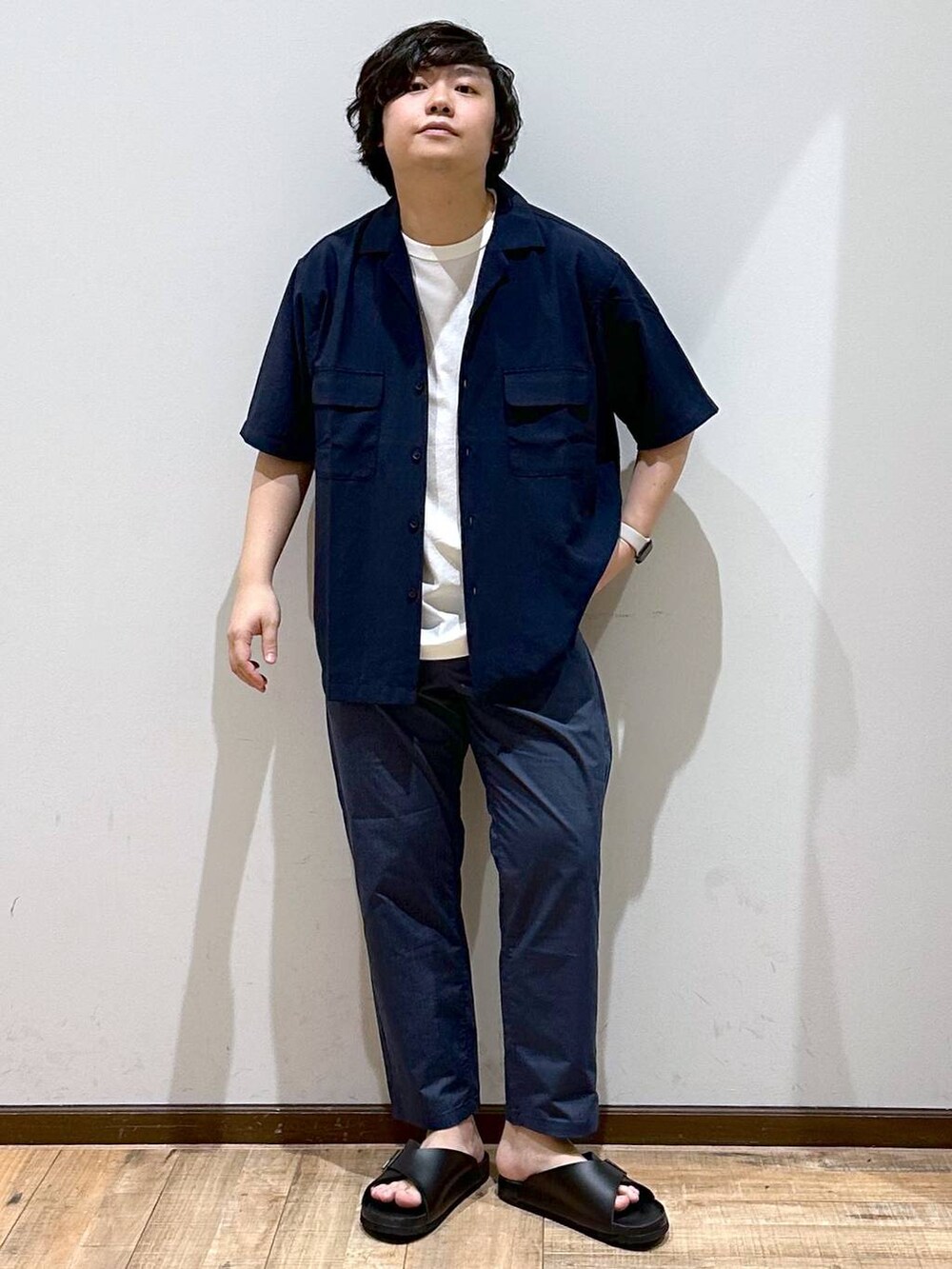 その他のサンダル、ブルー系のその他パンツ、ホワイト系のTシャツ/カットソーを着用したメンズの夏コーディネートの2枚目の写真