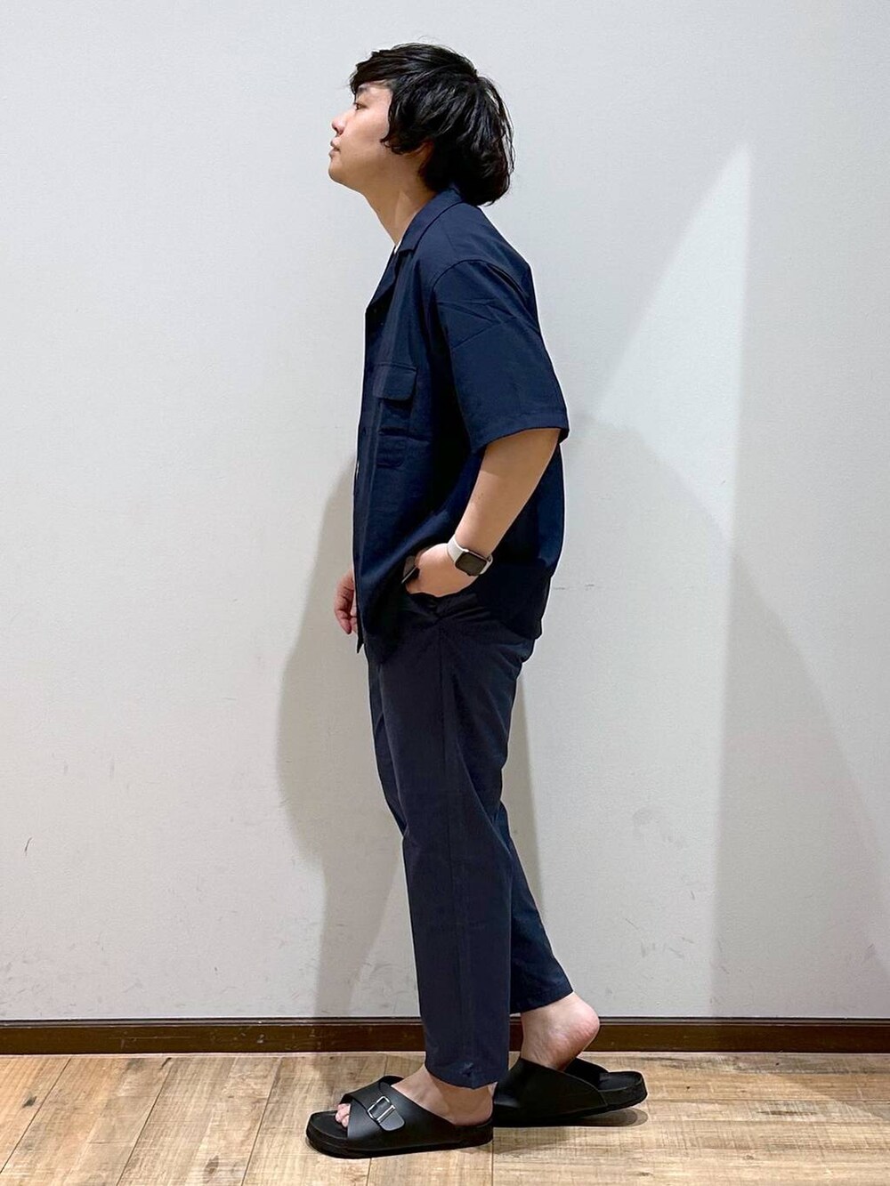 その他のサンダル、ブルー系のその他パンツ、ホワイト系のTシャツ/カットソーを着用したメンズの夏コーディネートの3枚目の写真