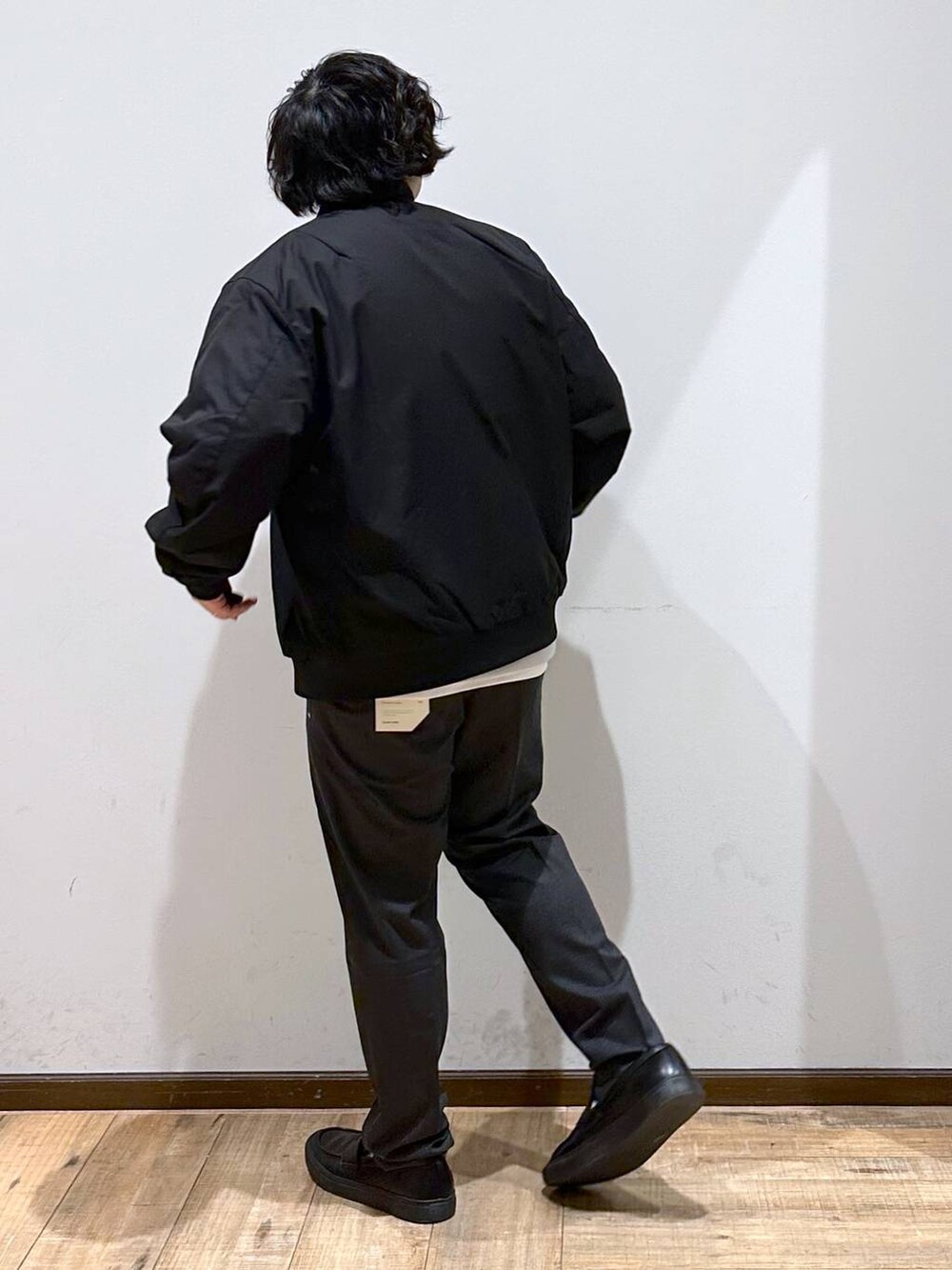 「高見え、リラックス、ゆったり」｜「GLOBAL WORKのライトクッションクルーレイヤー/116248（スウェット、グレー系）」を使った、いしかわさん（メンズ・168cm）の冬コーディネートの3枚目の写真