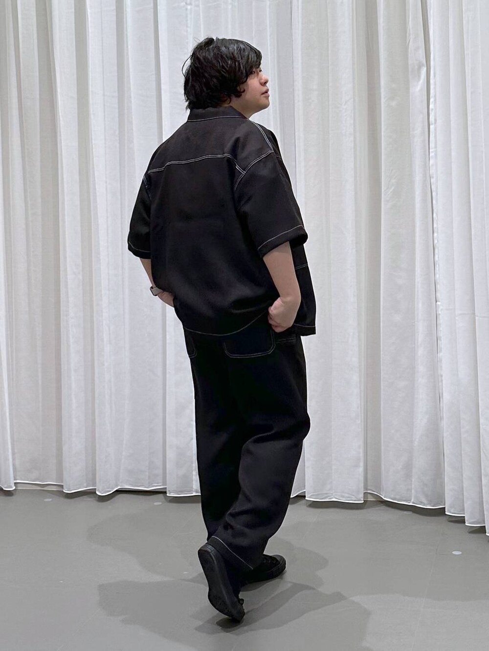 「高見え、リラックス、ゆったり」｜「GLOBAL WORKのライトクッションクール/レイヤー/半袖/288085（スウェット、グレー系）」を使った、いしかわさん（メンズ・168cm）の春コーディネートの6枚目の写真