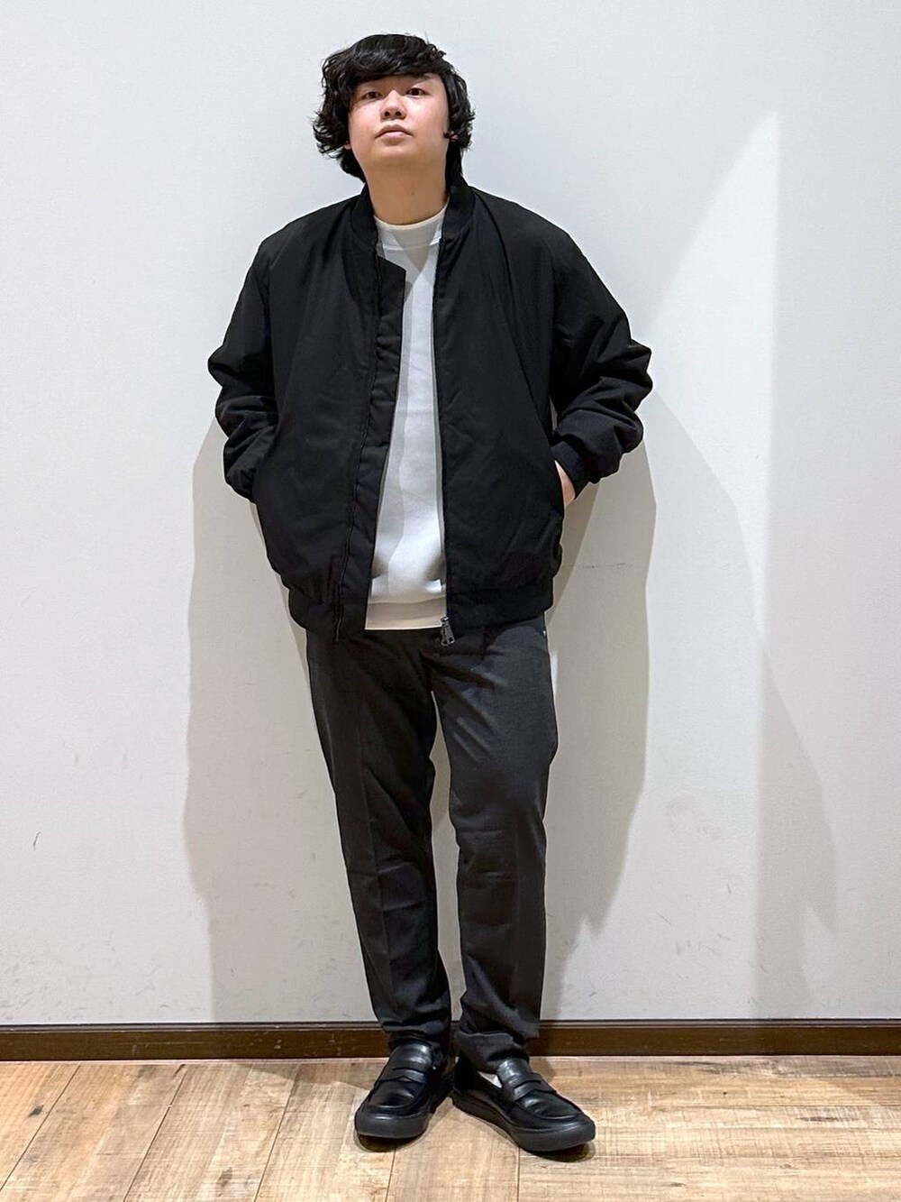 「高見え、リラックス、ゆったり」｜「GLOBAL WORKのライトクッションクルーレイヤー/116248（スウェット、グレー系）」を使った、いしかわさん（メンズ・168cm）の冬コーディネートの2枚目の写真