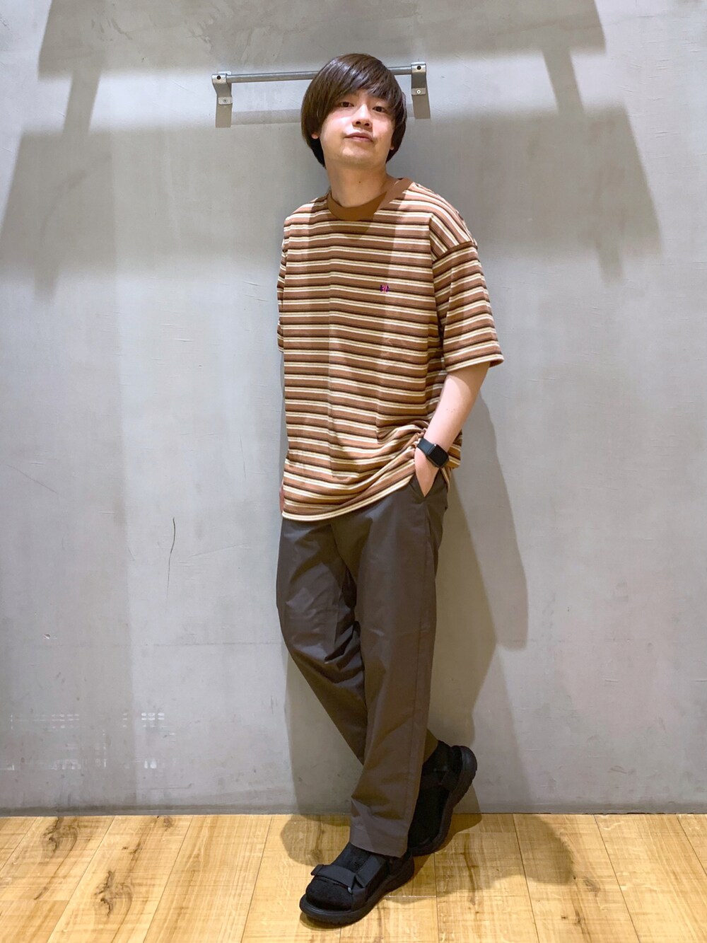 ブラック系のサンダル、ブラウン系のその他パンツ、ブラウン系のTシャツ/カットソーを着用したメンズの夏コーディネートの2枚目の写真