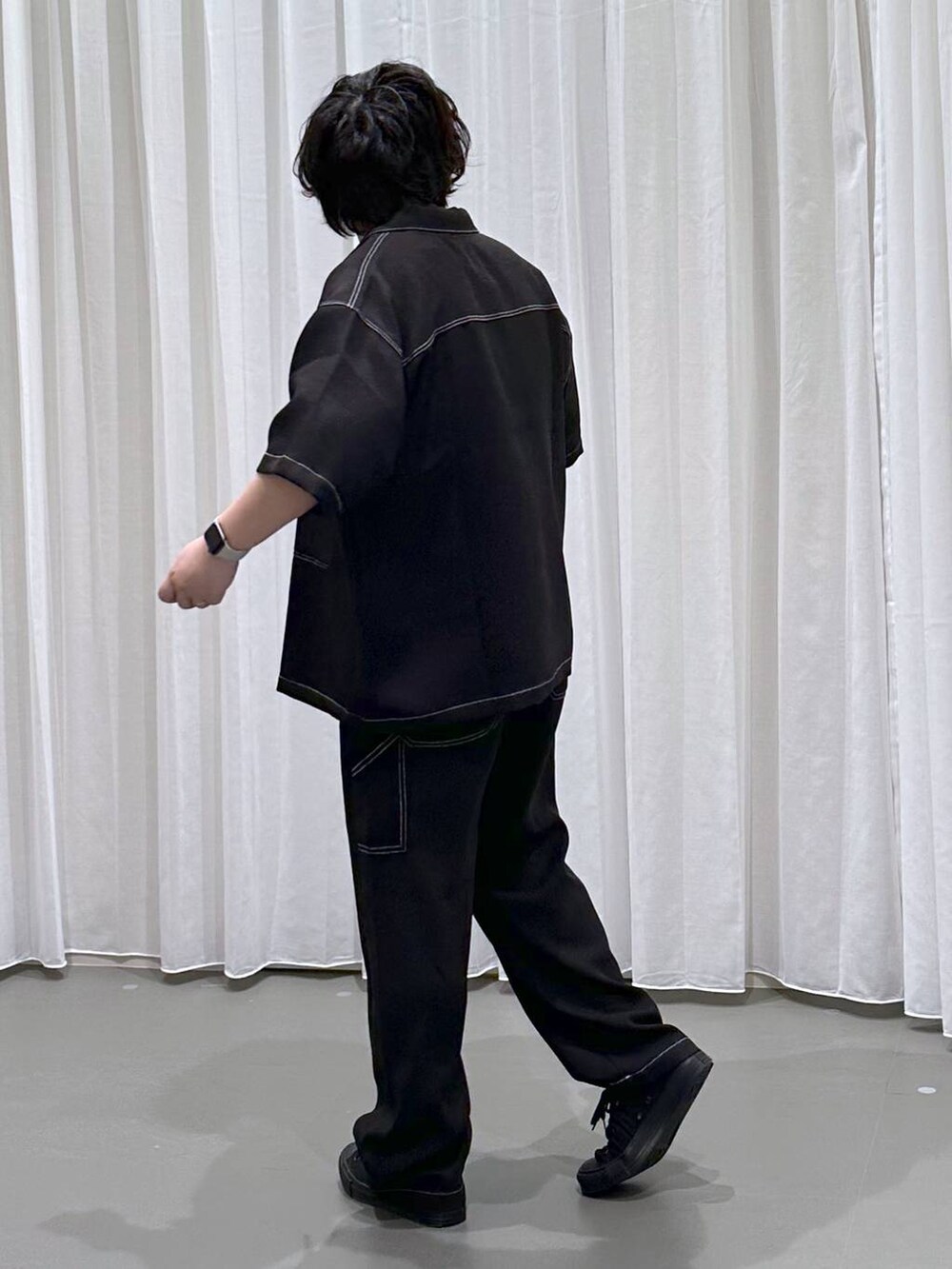 「高見え、リラックス、ゆったり」｜「GLOBAL WORKのライトクッションクール/レイヤー/半袖/288085（スウェット、グレー系）」を使った、いしかわさん（メンズ・168cm）の春コーディネートの4枚目の写真