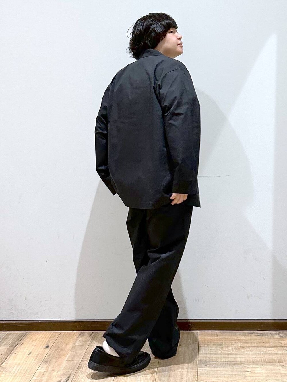 「リラックス、ゆったり、高見え、ジャケット、ワイドパンツ」｜「GLOBAL WORKのエアかるワイドパンツ/102628（その他パンツ、ブラック系）」を使った、いしかわさん（メンズ・168cm）の春コーディネートの4枚目の写真