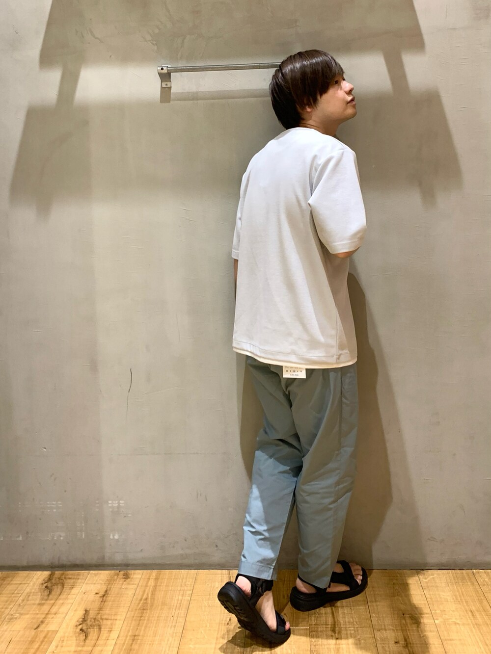 ブルー系のその他パンツ、ブラック系のサンダル、グリーン系のショルダーバッグを着用したメンズの夏コーディネートの2枚目の写真