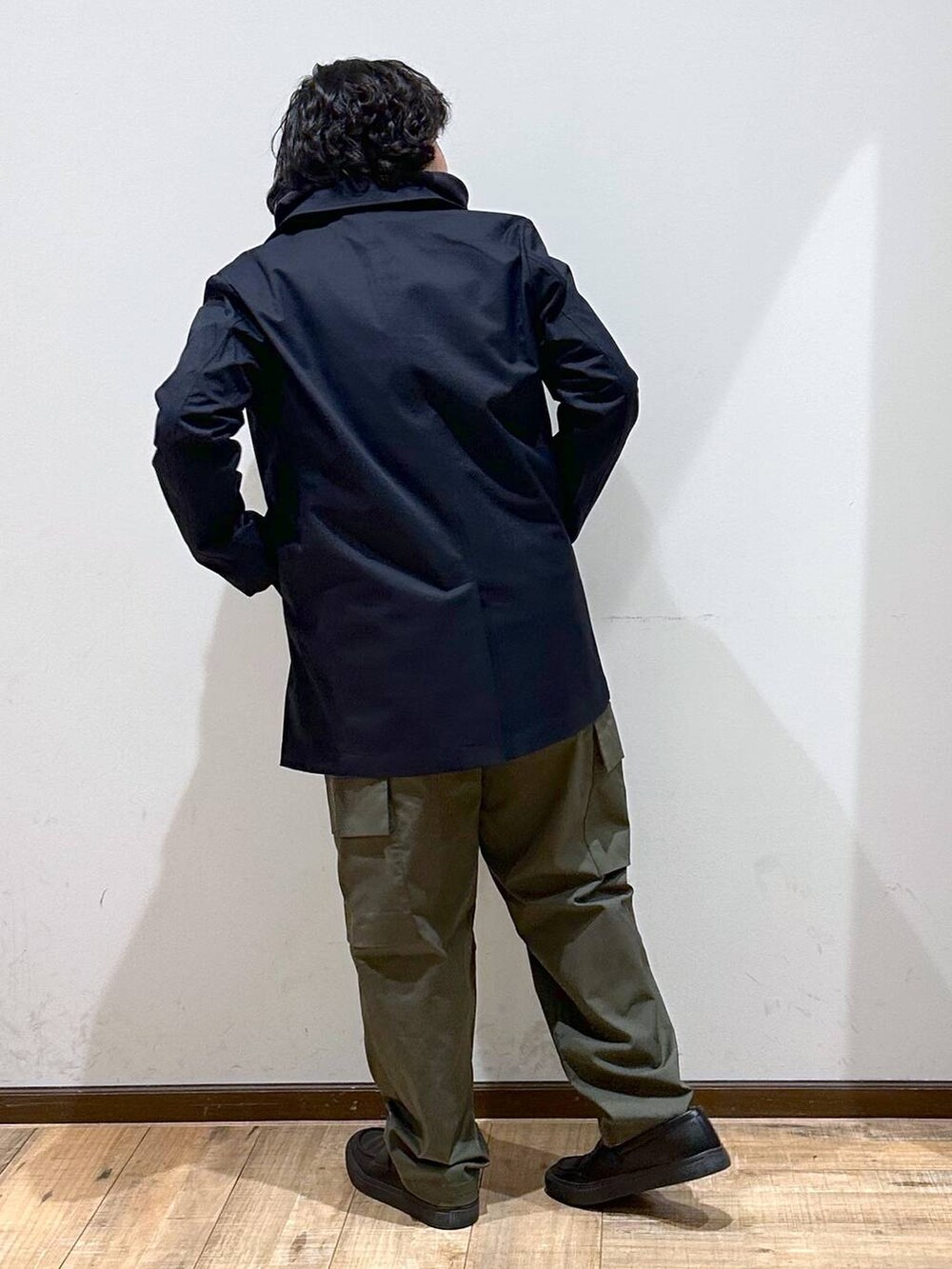 「リラックス、ゆったり、高見え」｜「GLOBAL WORKのクリーンストレッチカーゴパンツ/115880（カーゴパンツ、グリーン系）」を使った、いしかわさん（メンズ・168cm）の春コーディネートの4枚目の写真