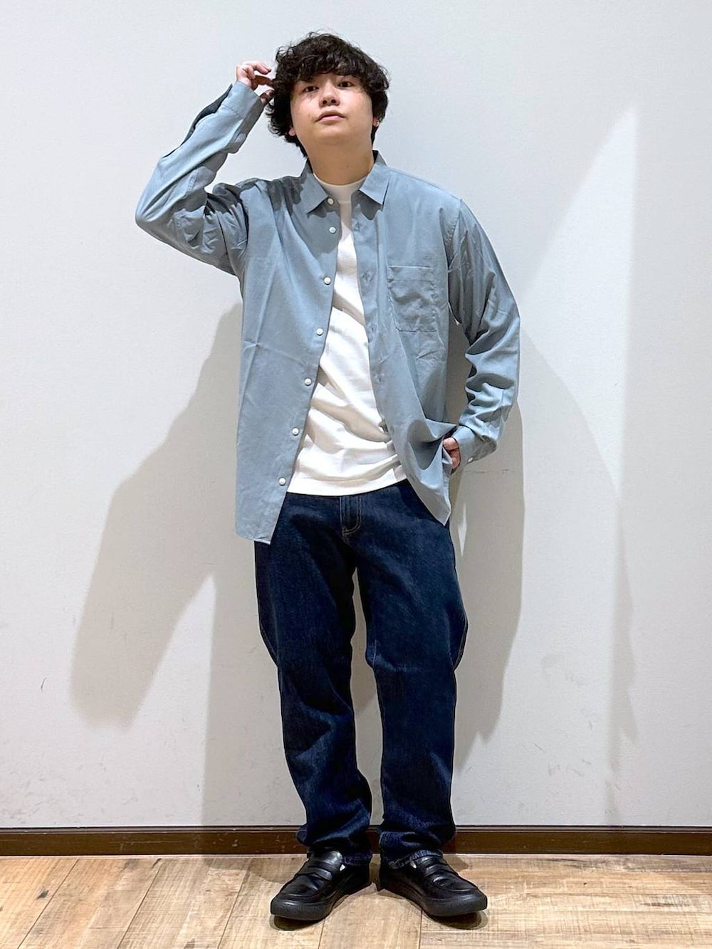 「リラックス、ゆったり、高見え」｜「GLOBAL WORKのリッチクリーンTEE/長袖/116236（Tシャツ/カットソー、ホワイト系）」を使った、いしかわさん（メンズ・168cm）の秋コーディネートの2枚目の写真
