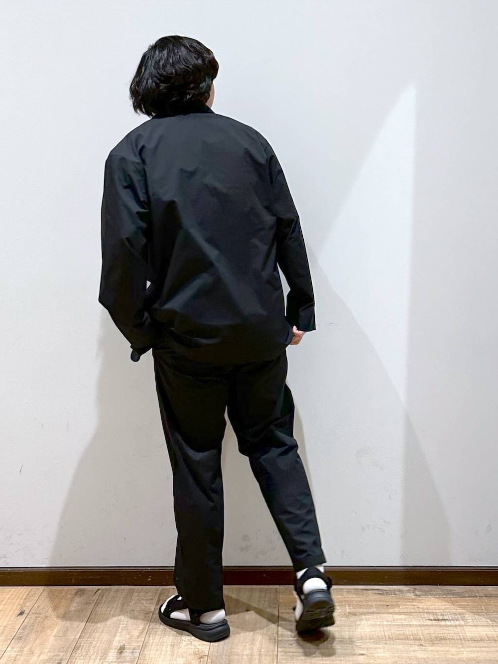 「リラックス、ゆったり、高見え」｜「GLOBAL WORKのらくっションライトサンダル/トレイル/102434（サンダル、ブラック系）」を使った、いしかわさん（メンズ・168cm）の春コーディネートの4枚目の写真