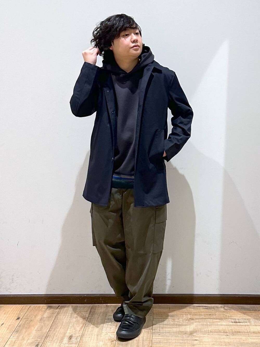 「リラックス、ゆったり、高見え」｜「GLOBAL WORKのクリーンストレッチカーゴパンツ/115880（カーゴパンツ、グリーン系）」を使った、いしかわさん（メンズ・168cm）の春コーディネートの5枚目の写真