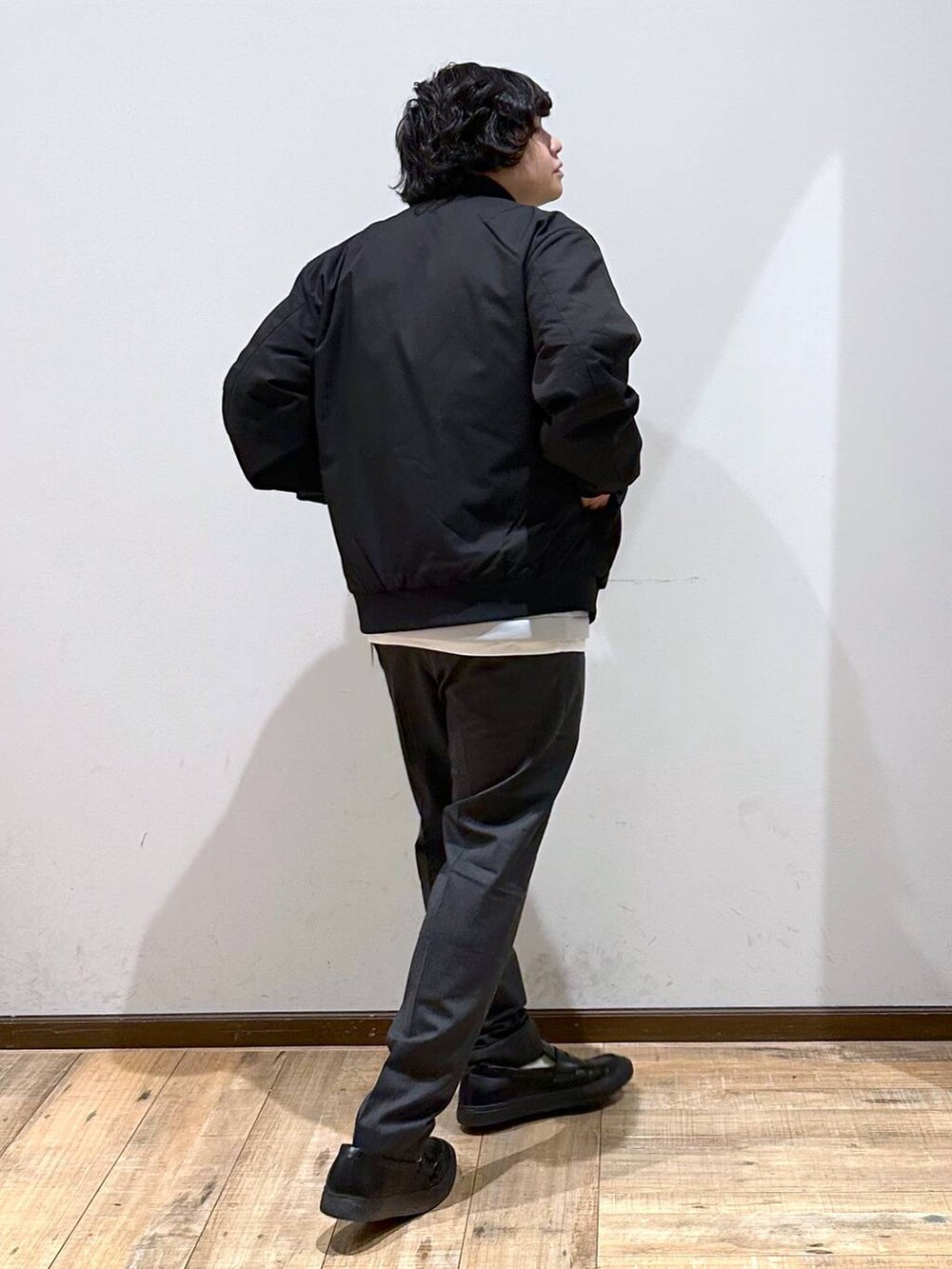 「高見え、リラックス、ゆったり」｜「GLOBAL WORKのライトクッションクルーレイヤー/116248（スウェット、グレー系）」を使った、いしかわさん（メンズ・168cm）の冬コーディネートの4枚目の写真