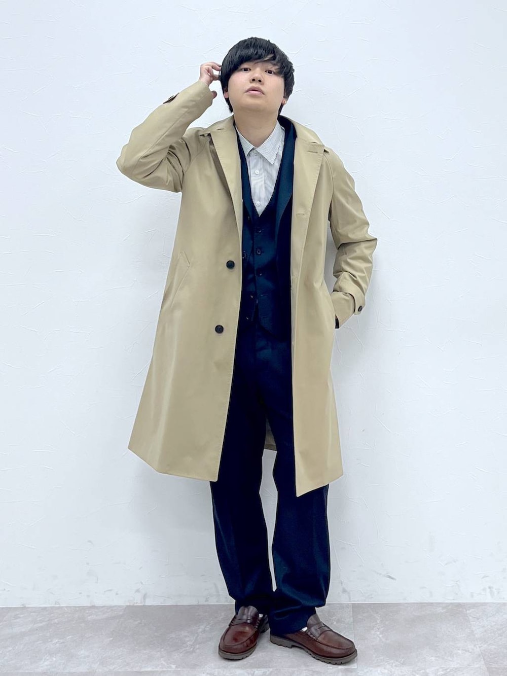 「差し色コーデ、高見え、ラフ、ジャケット、コート、ベスト、スラックス」｜「GLOBAL WORKのストレッチTRジャケット/Salon de GW/163826（テーラードジャケット、ブルー系）」を使った、いしかわさん（メンズ・168cm）の冬コーディネートの2枚目の写真
