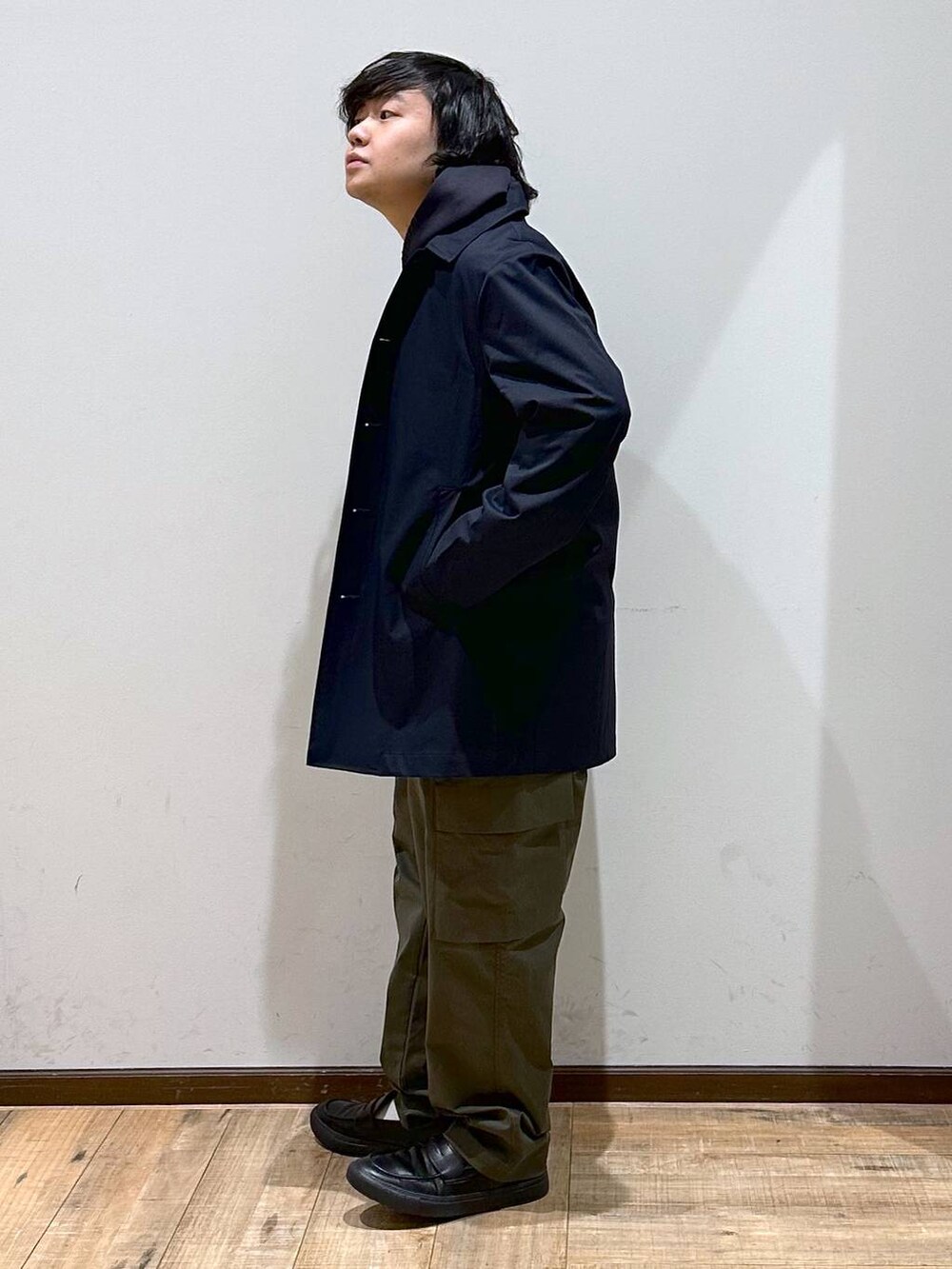 「リラックス、ゆったり、高見え」｜「GLOBAL WORKのクリーンストレッチカーゴパンツ/115880（カーゴパンツ、グリーン系）」を使った、いしかわさん（メンズ・168cm）の春コーディネートの3枚目の写真