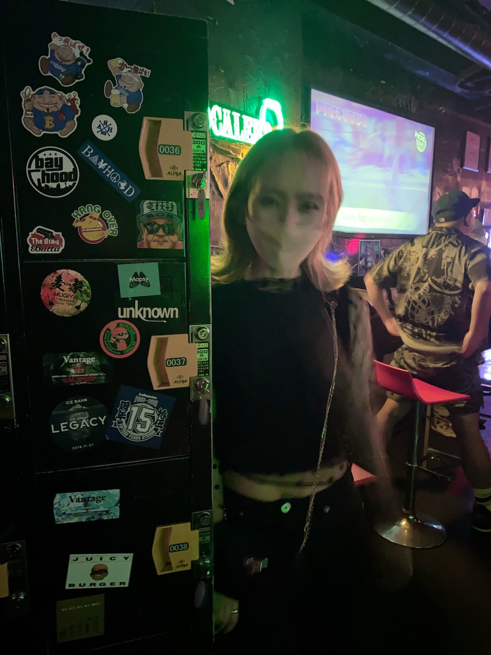 ブラック系のトップスを着用したレディースの夏コーディネートの2枚目の写真