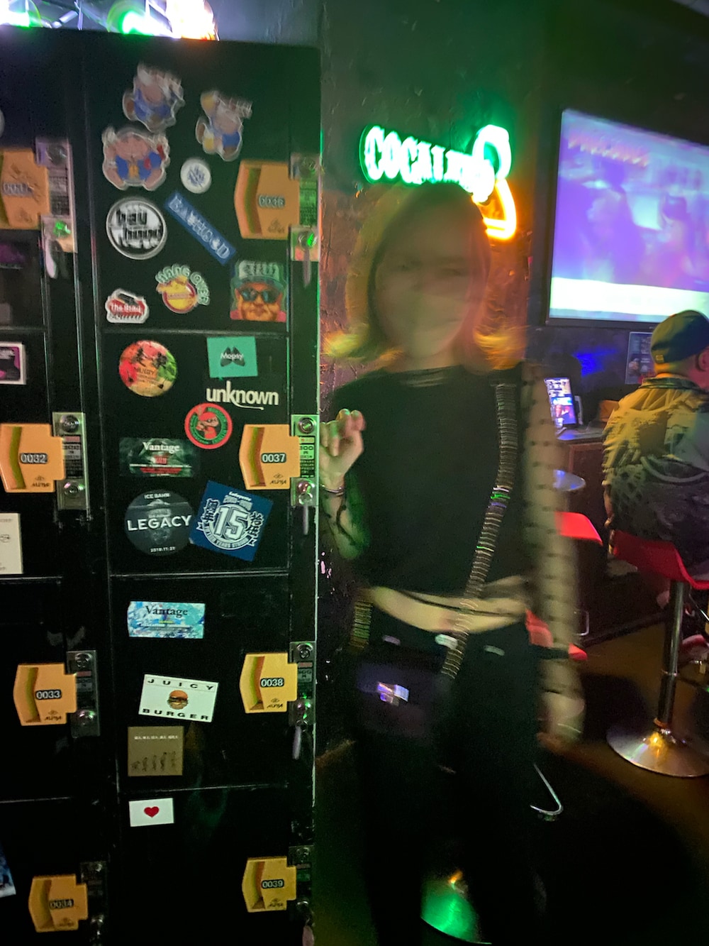 ブラック系のトップスを着用したレディースの夏コーディネートの3枚目の写真