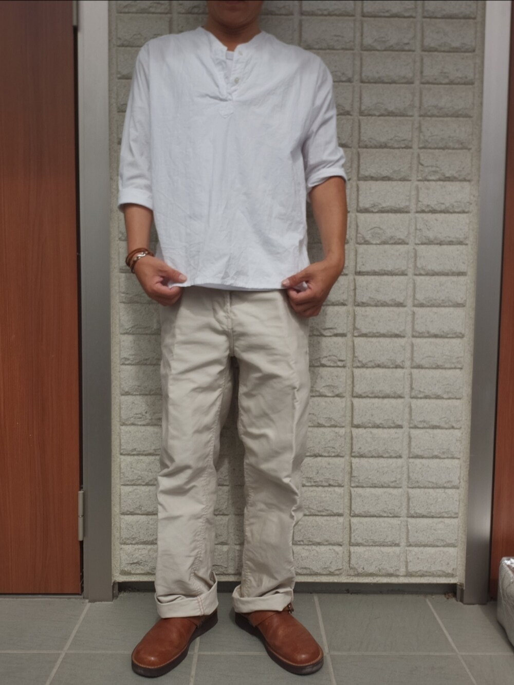 「ロシア軍スリーピングシャツのアイテム（シャツ/ブラウス、ホワイト系）」を使った、ツトムさん（メンズ・168cm）の夏コーディネートの2枚目の写真