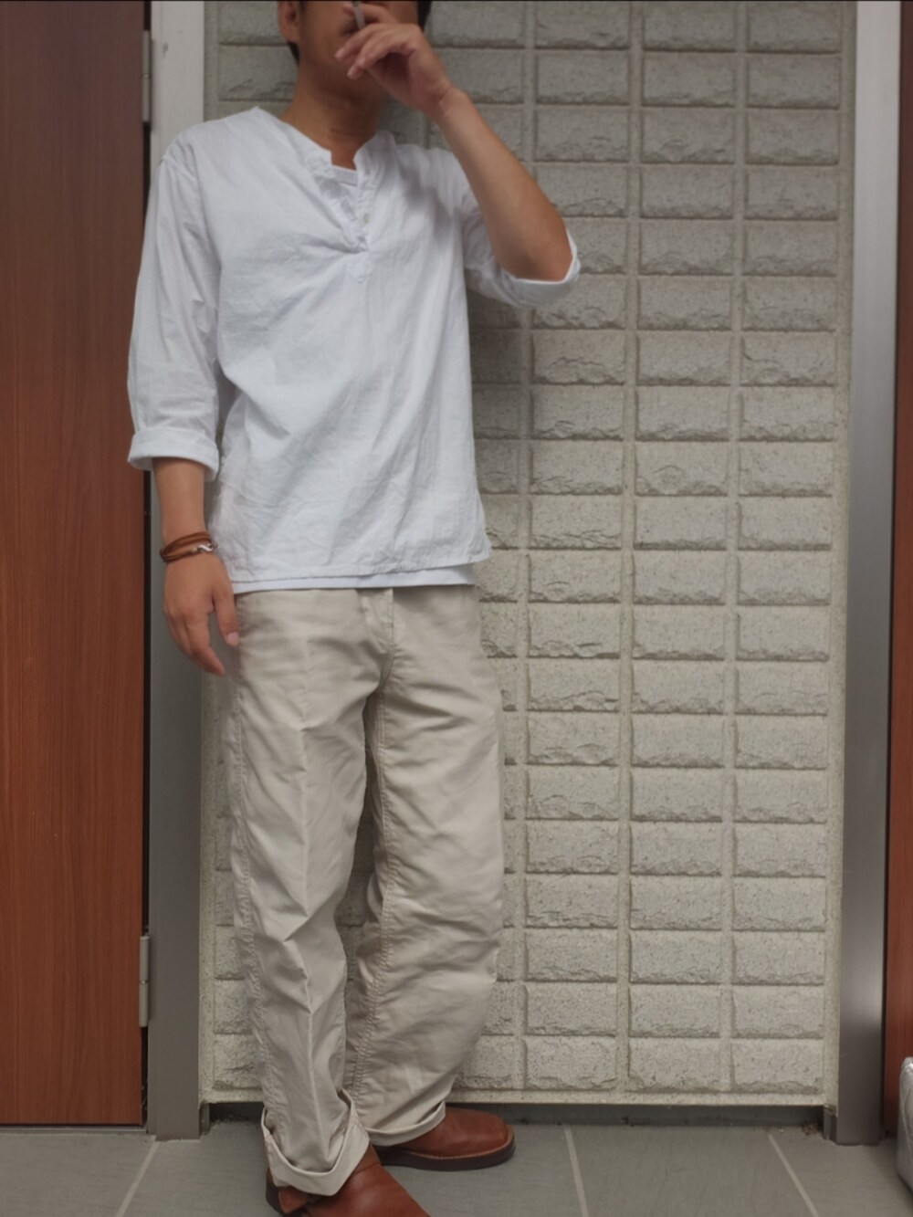 「ロシア軍スリーピングシャツのアイテム（シャツ/ブラウス、ホワイト系）」を使った、ツトムさん（メンズ・168cm）の夏コーディネートの3枚目の写真
