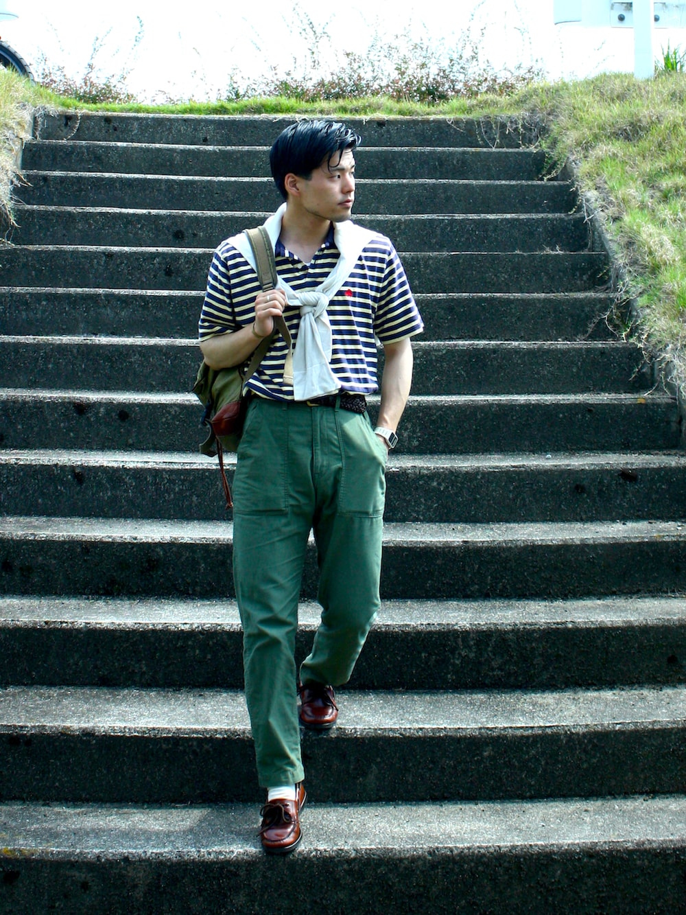 グリーン系のその他パンツ、ブラウン系のモカシン/デッキシューズ、その他のポロシャツを着用したメンズの夏コーディネートの2枚目の写真