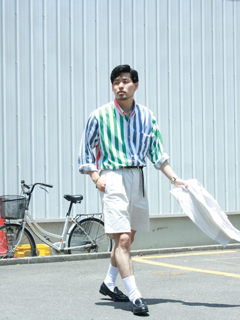 ホワイト系のその他パンツ、ブラック系のローファーを着用したメンズの夏コーディネートの2枚目の写真