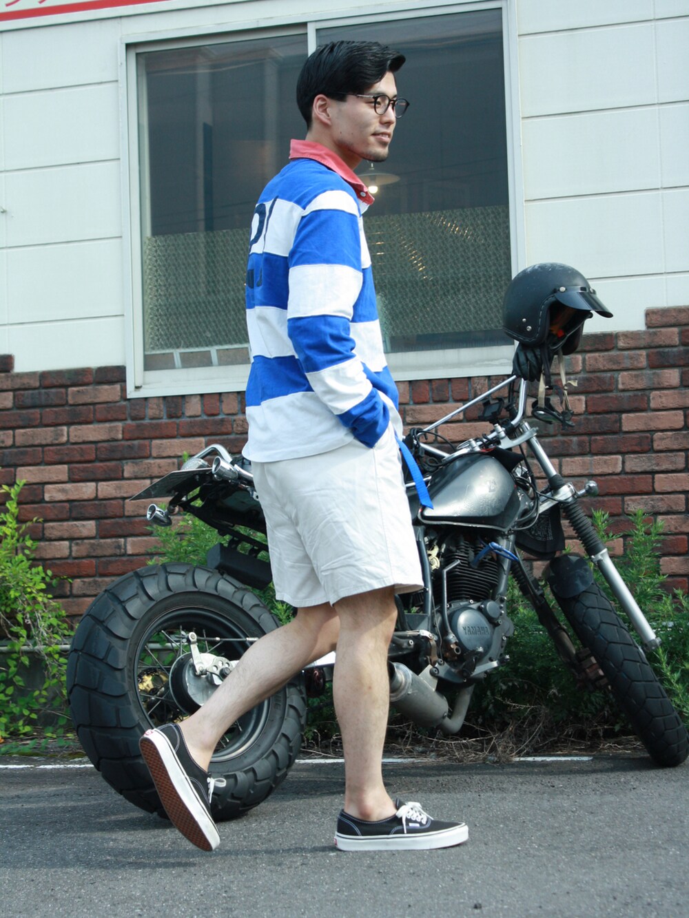 ブルー系のその他トップス、ホワイト系のその他パンツ、ブラック系のスニーカーを着用したメンズの夏コーディネートの2枚目の写真