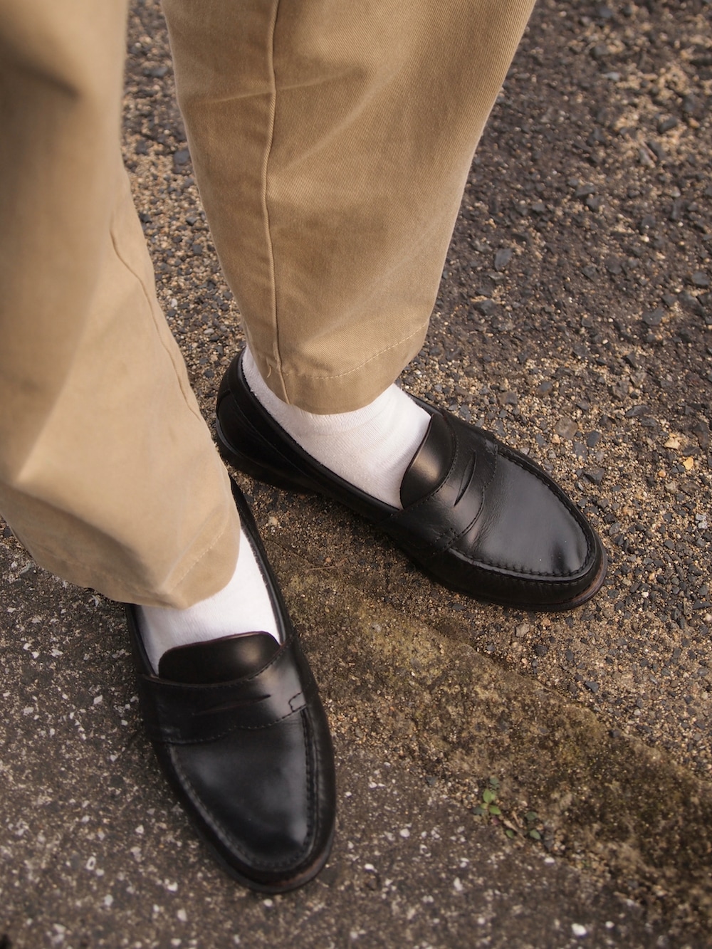 ホワイト系のニット/セーター、ブラック系のローファー、ブラック系のその他小物を着用したメンズの冬コーディネートの4枚目の写真