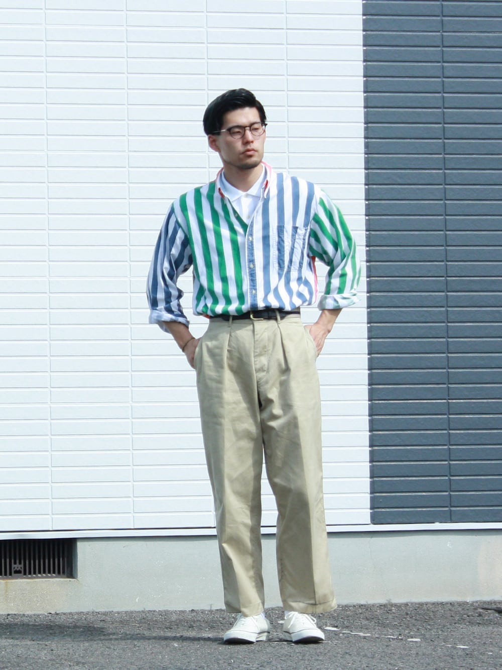 ホワイト系のスニーカー、ベージュ系のチノパンツ、その他のシャツ/ブラウスを着用したメンズの夏コーディネートの2枚目の写真