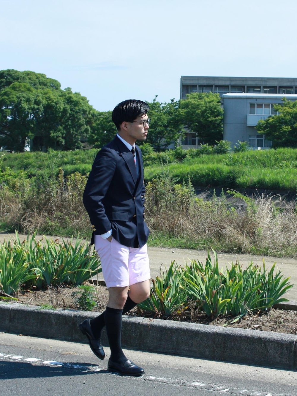 ブルー系のテーラードジャケット、その他のネクタイ、ピンク系のその他パンツを着用したメンズの夏コーディネートの3枚目の写真