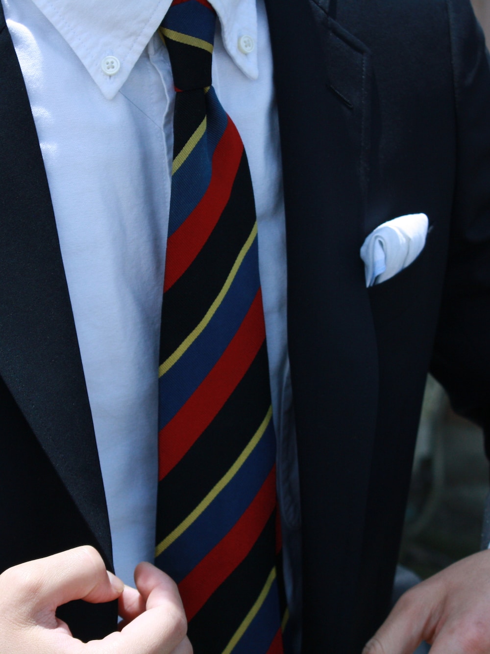 ブルー系のテーラードジャケット、その他のネクタイ、ベージュ系のチノパンツを着用したメンズの夏コーディネートの2枚目の写真