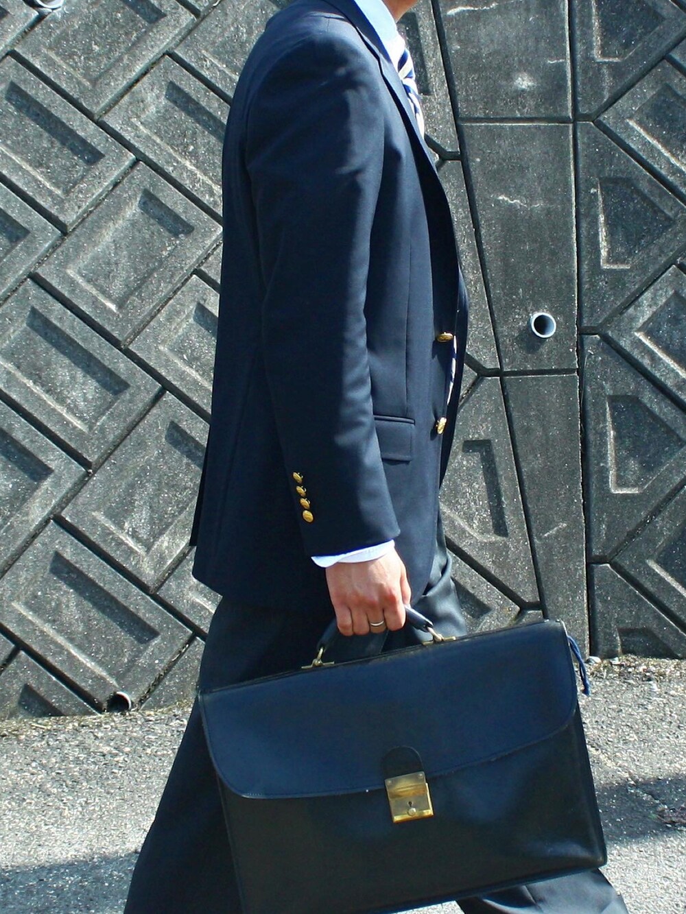 その他のネクタイ、ブルー系のテーラードジャケット、グレー系のスーツセットを着用したメンズの夏コーディネートの3枚目の写真