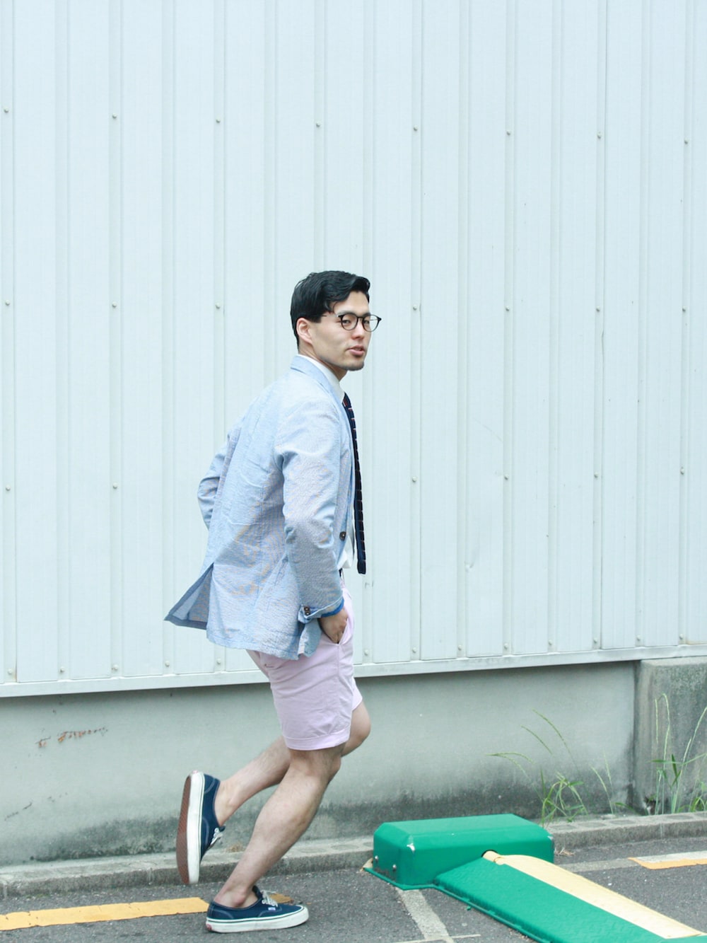 ピンク系のその他パンツ、ブルー系のスニーカー、ホワイト系のシャツ/ブラウスを着用したメンズの夏コーディネートの2枚目の写真