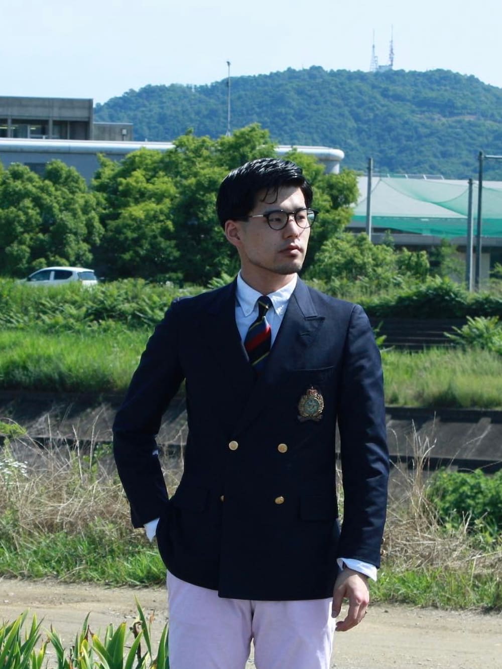 ブルー系のテーラードジャケット、その他のネクタイ、ピンク系のその他パンツを着用したメンズの夏コーディネートの2枚目の写真