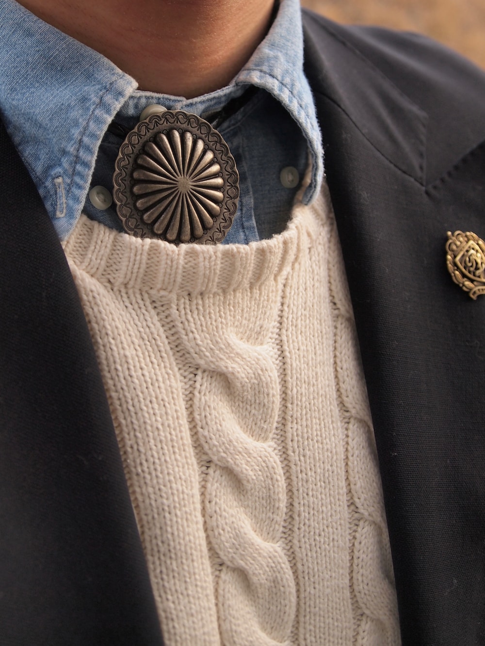 ホワイト系のニット/セーター、ブラック系のローファー、ブラック系のその他小物を着用したメンズの冬コーディネートの2枚目の写真