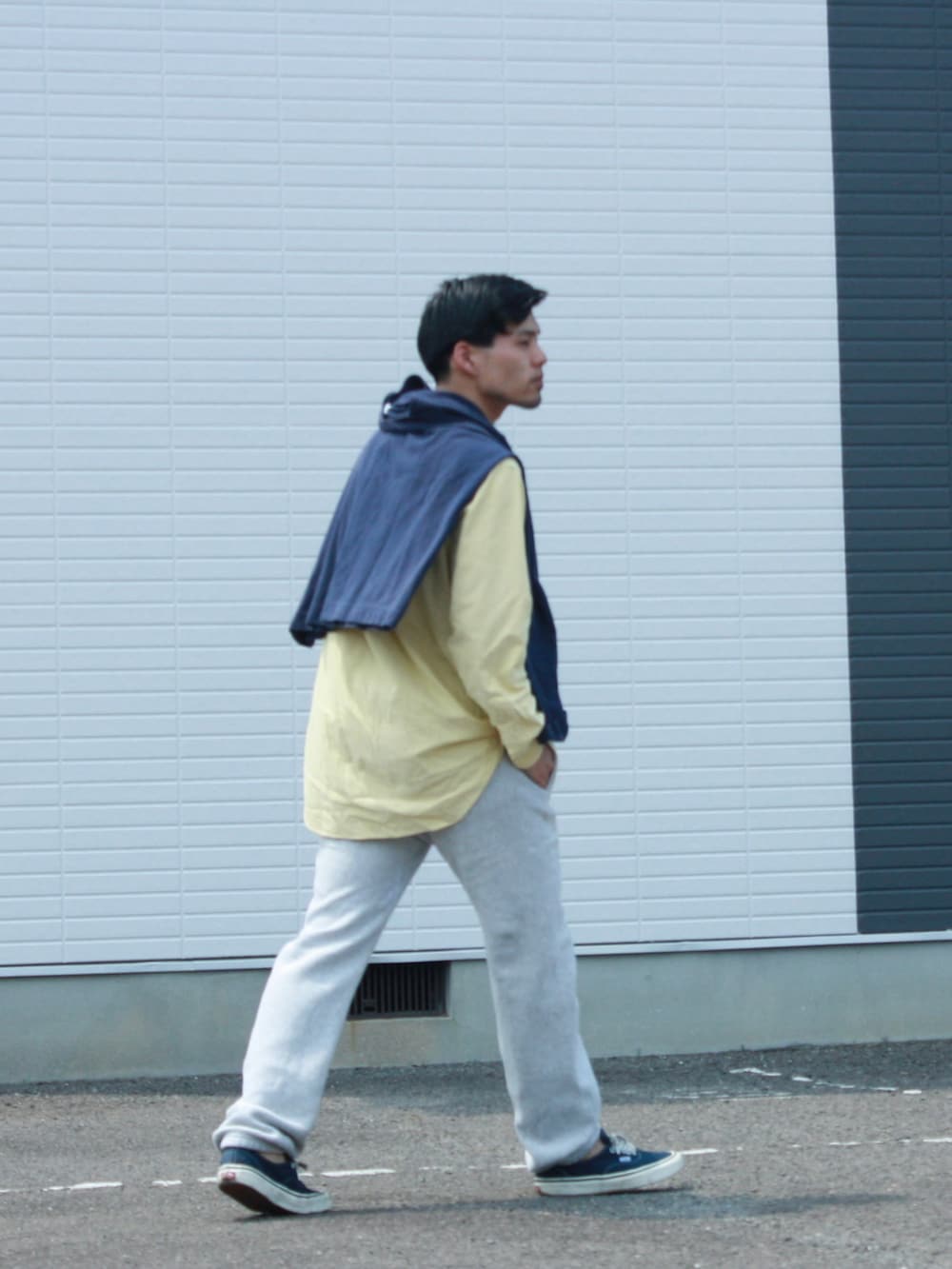 グレー系のスウェットパンツ、ブルー系のスニーカー、イエロー系のシャツ/ブラウスを着用したメンズの夏コーディネートの2枚目の写真