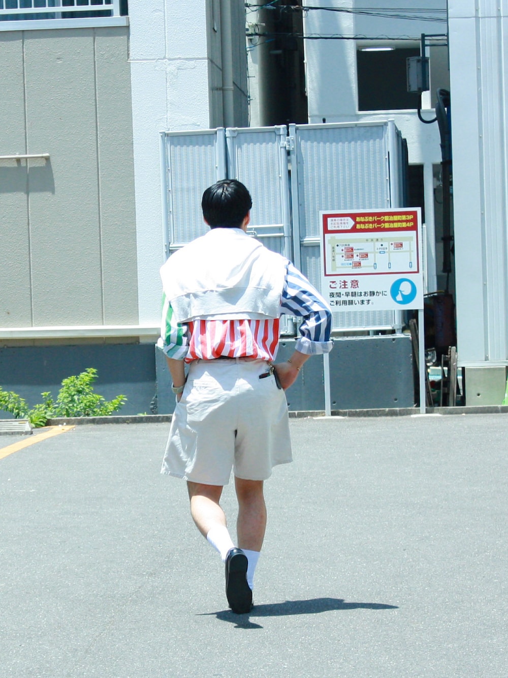 ホワイト系のその他パンツ、ブラック系のローファーを着用したメンズの夏コーディネートの3枚目の写真