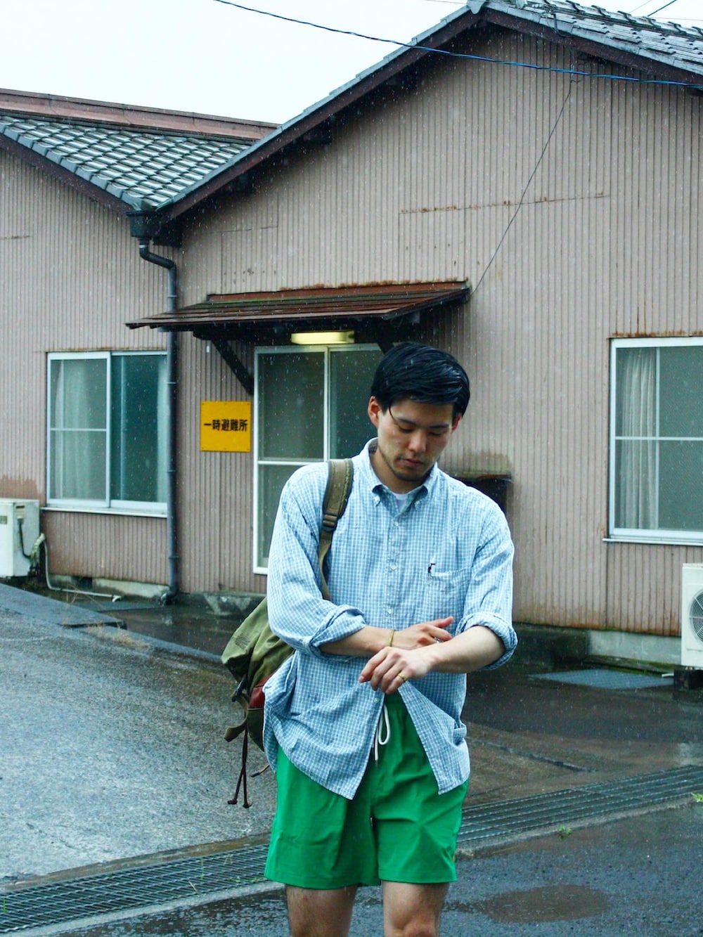 ブルー系のシャツ/ブラウス、グリーン系のバックパック/リュック、グリーン系のその他パンツを着用したメンズの夏コーディネートの2枚目の写真