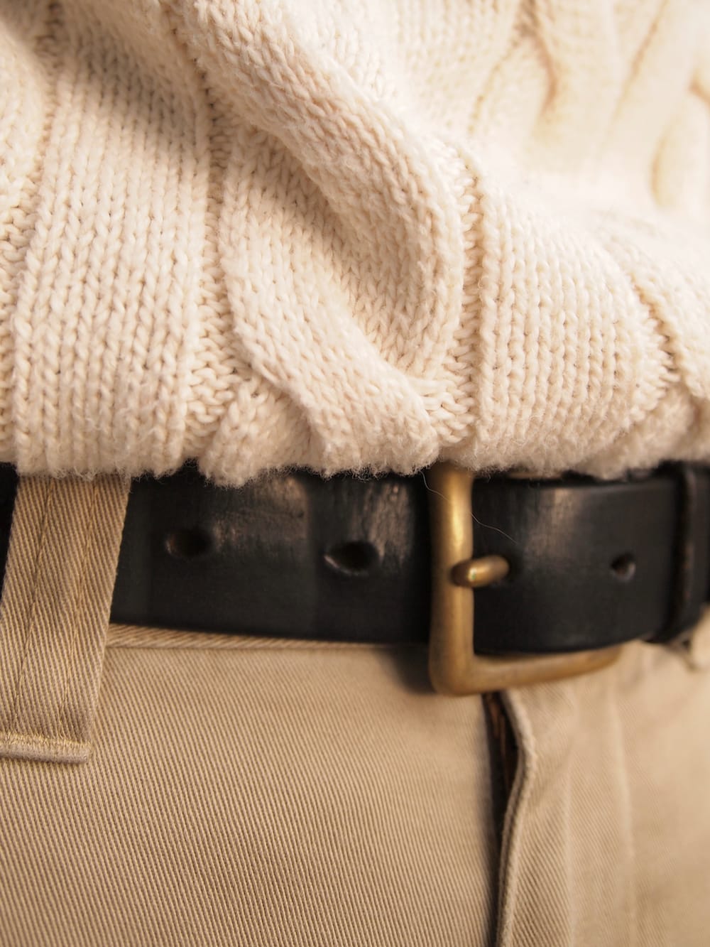 ホワイト系のニット/セーター、ブラック系のローファー、ブラック系のその他小物を着用したメンズの冬コーディネートの3枚目の写真