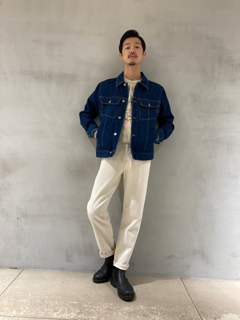 「春コーデ、カジュアル、きれいめカジュアル、革靴、デニム、デニムジャケット、Tシャツ、カジュアルコーデ、Diesel、シンプルコーデ、シンプル」｜「DIESELのDIESEL SS22 メンズ デニム ホワイト レギュラーフィット ストレート サステナブル（デニムパンツ、ホワイト系）」を使った、ZOUさん（メンズ・177cm）の春コーディネートの2枚目の写真