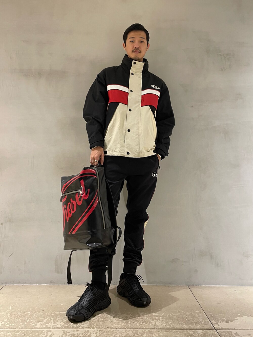 「ストリート、スポーツミックス、スニーカー、スウェット、スニーカーコーデ、スウェットパンツ、Diesel、オーバーサイズ」｜「DIESELのメンズ メッシュ&ベルクロ スニーカー（スニーカー、ブラック系）」を使った、ZOUさん（メンズ・177cm）の春コーディネートの2枚目の写真