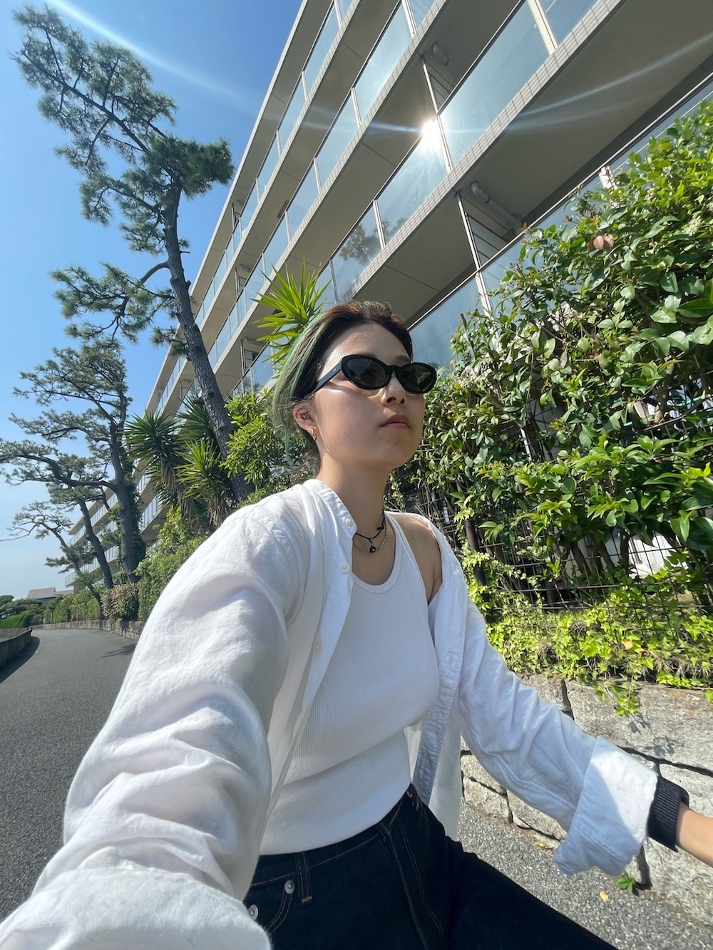「ラクチンコーデ、カジュアル、スニーカーコーデ、シンプルコーデ、夏コーデ、海コーデ、thisisneverthat、allbirds、白タンク、サングラス、サスティナブル、ローライズ、いいね、save、フォローお願いします🤑」｜「allbirdsのアイテム（タンクトップ、グリーン系）」を使った、sinoca☺︎さん（骨格ナチュラル・レディース・165cm）の春コーディネートの2枚目の写真